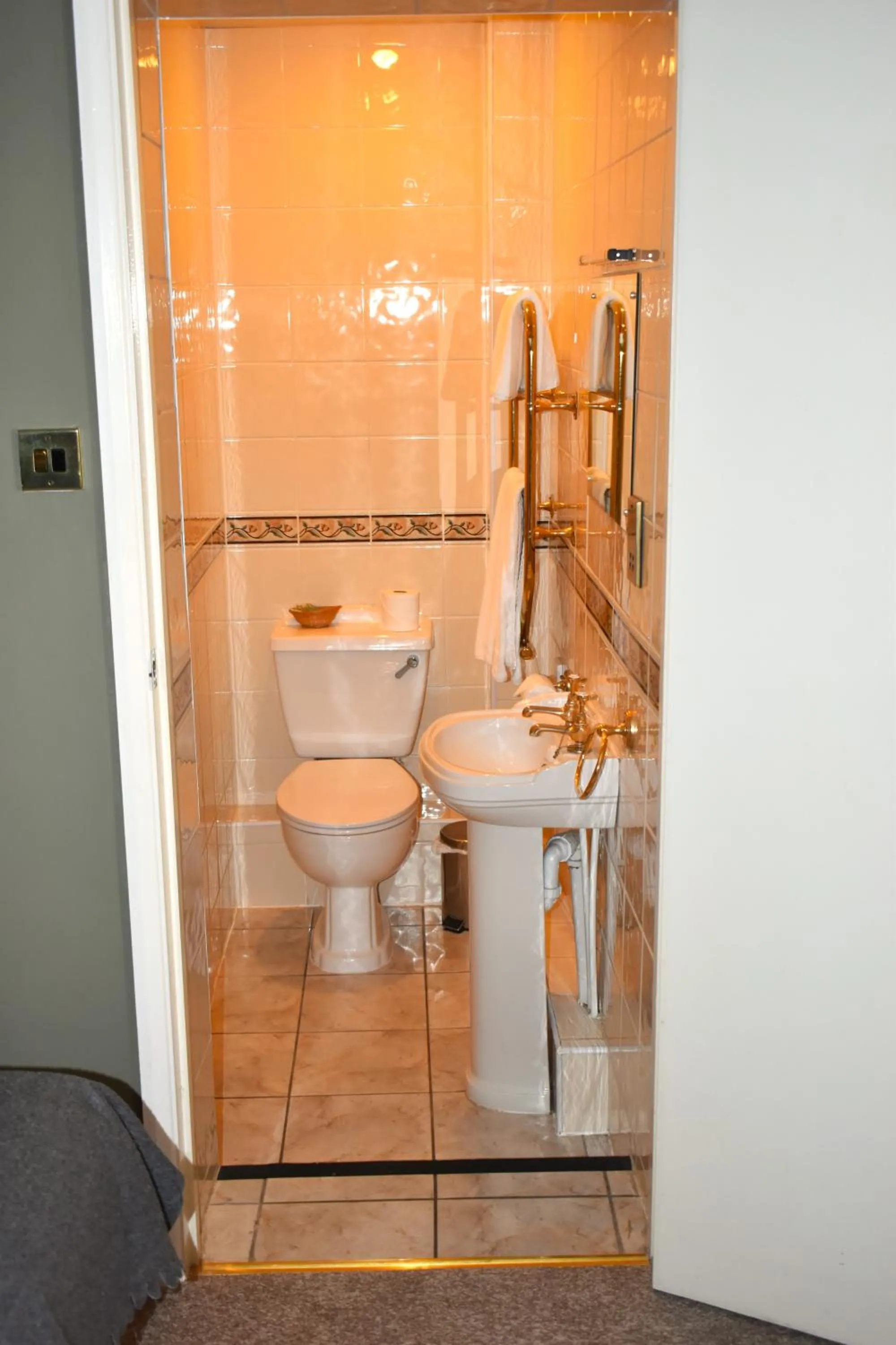 Bathroom in Donington Manor Hotel