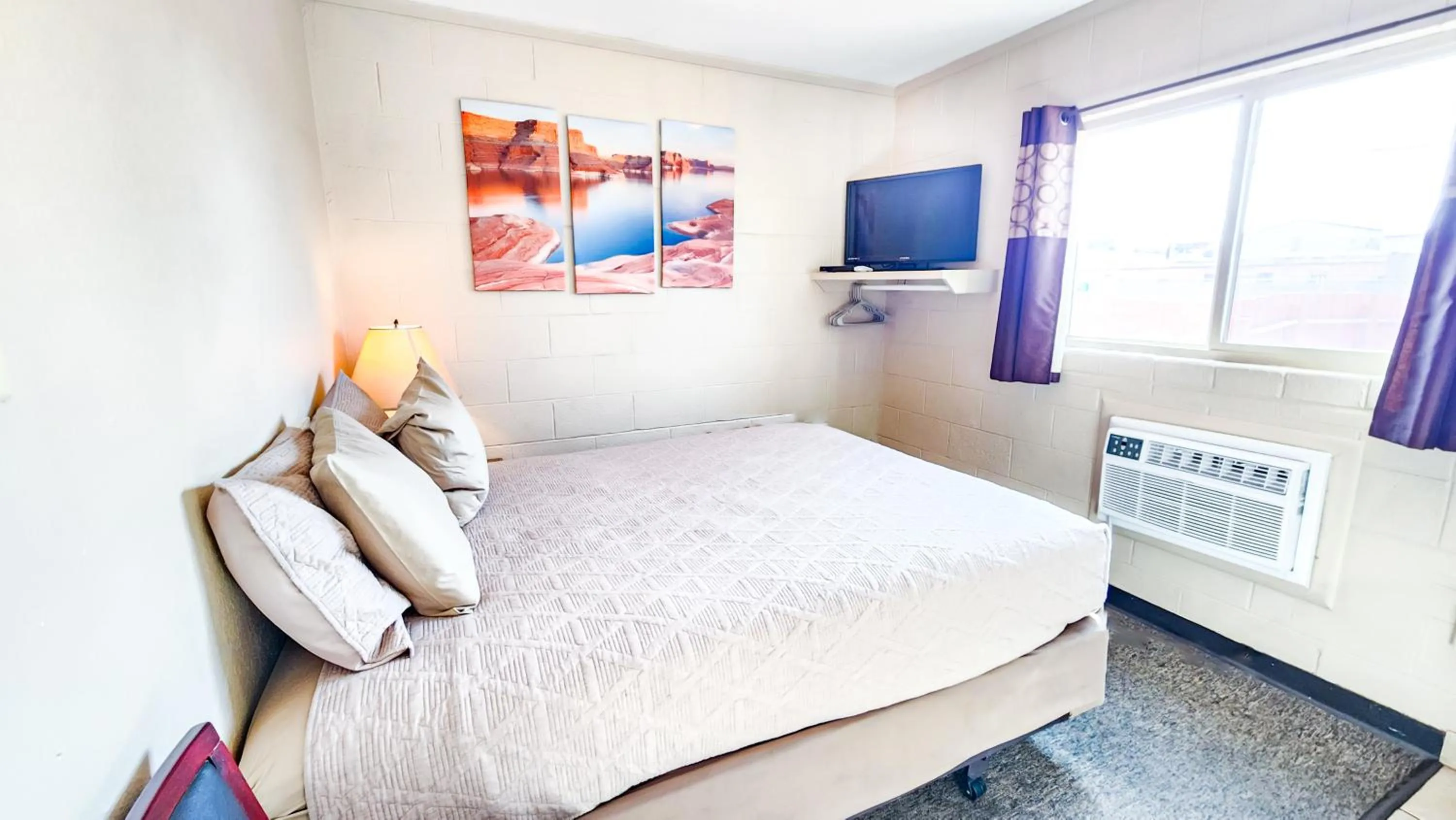 Bed in Red Rock Motel and Dam Motel