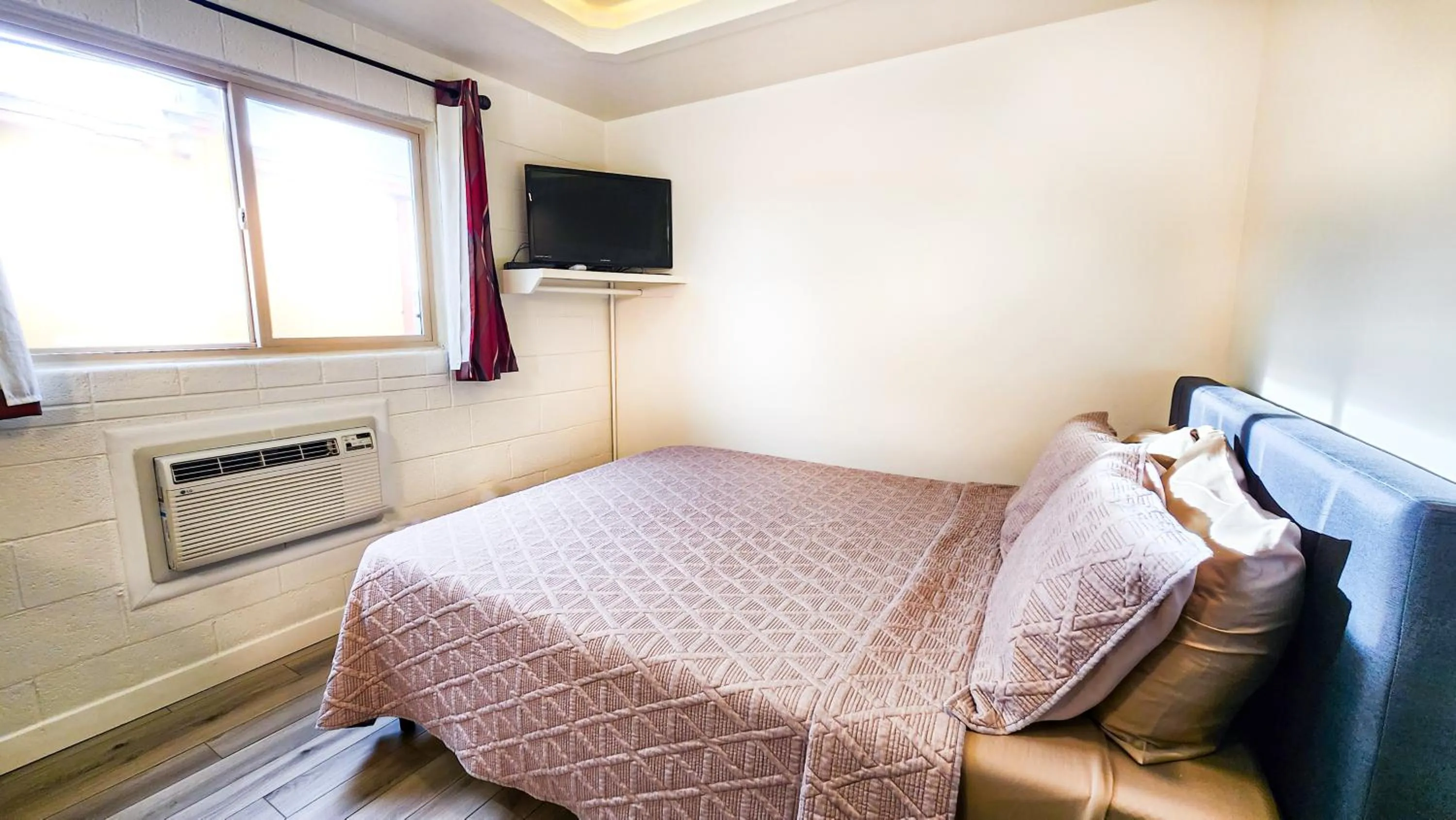 Bed in Red Rock Motel and Dam Motel