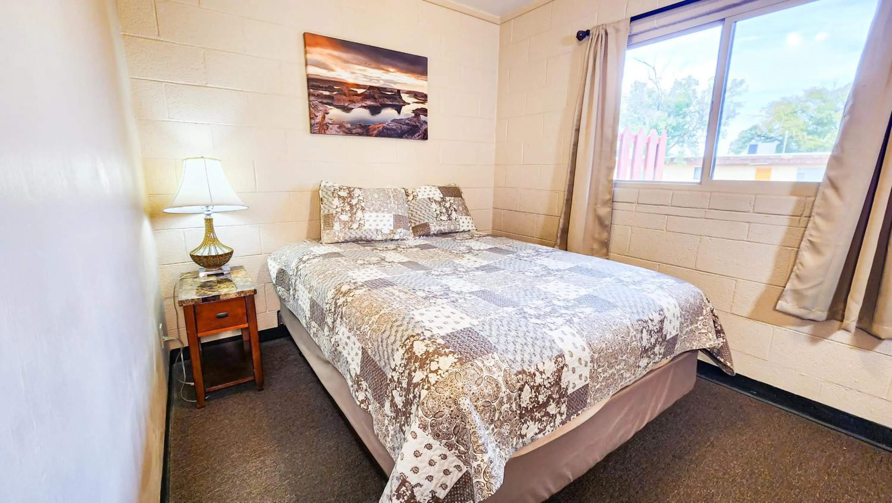 Bed in Red Rock Motel and Dam Motel