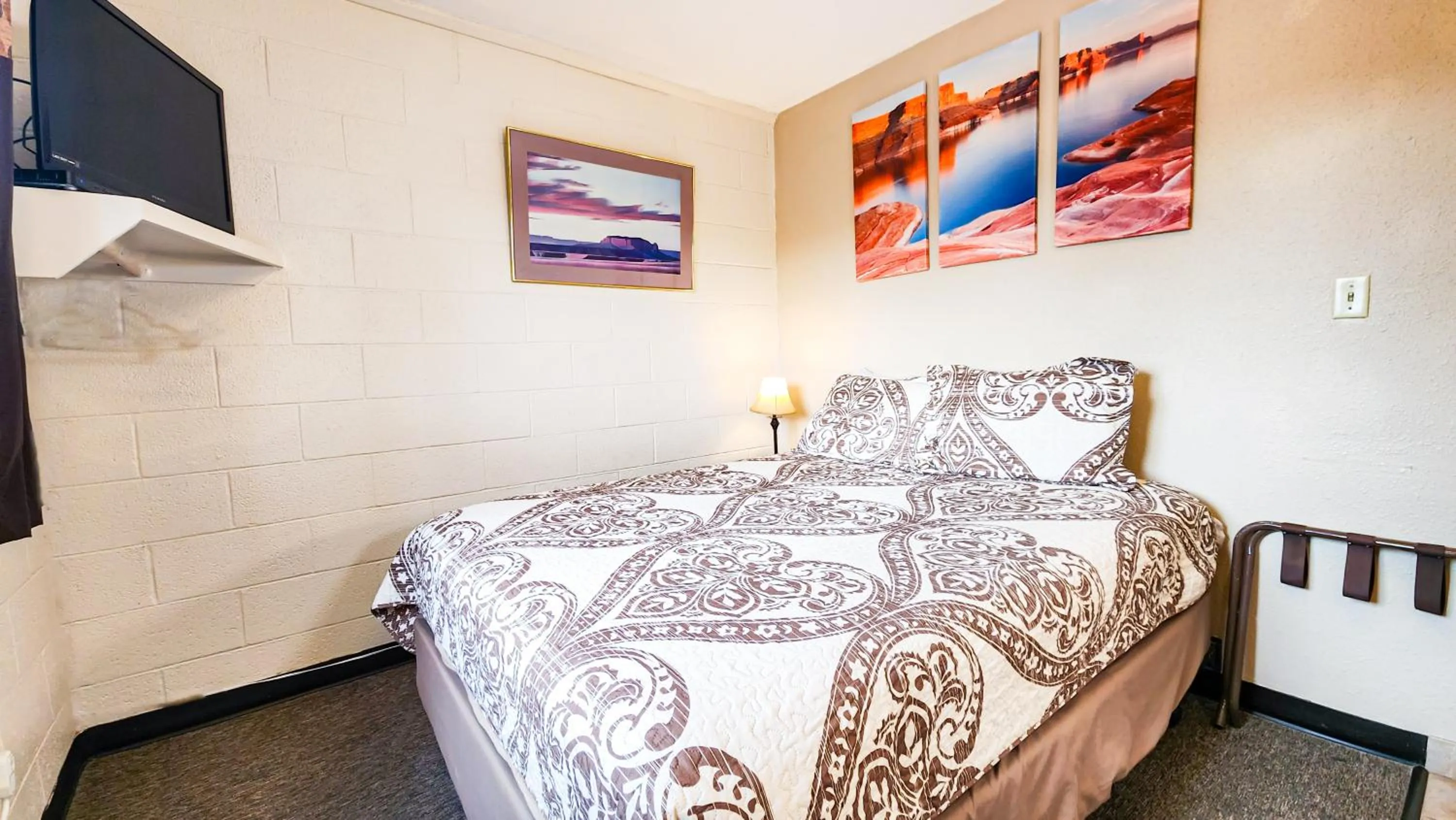 Bed in Red Rock Motel and Dam Motel