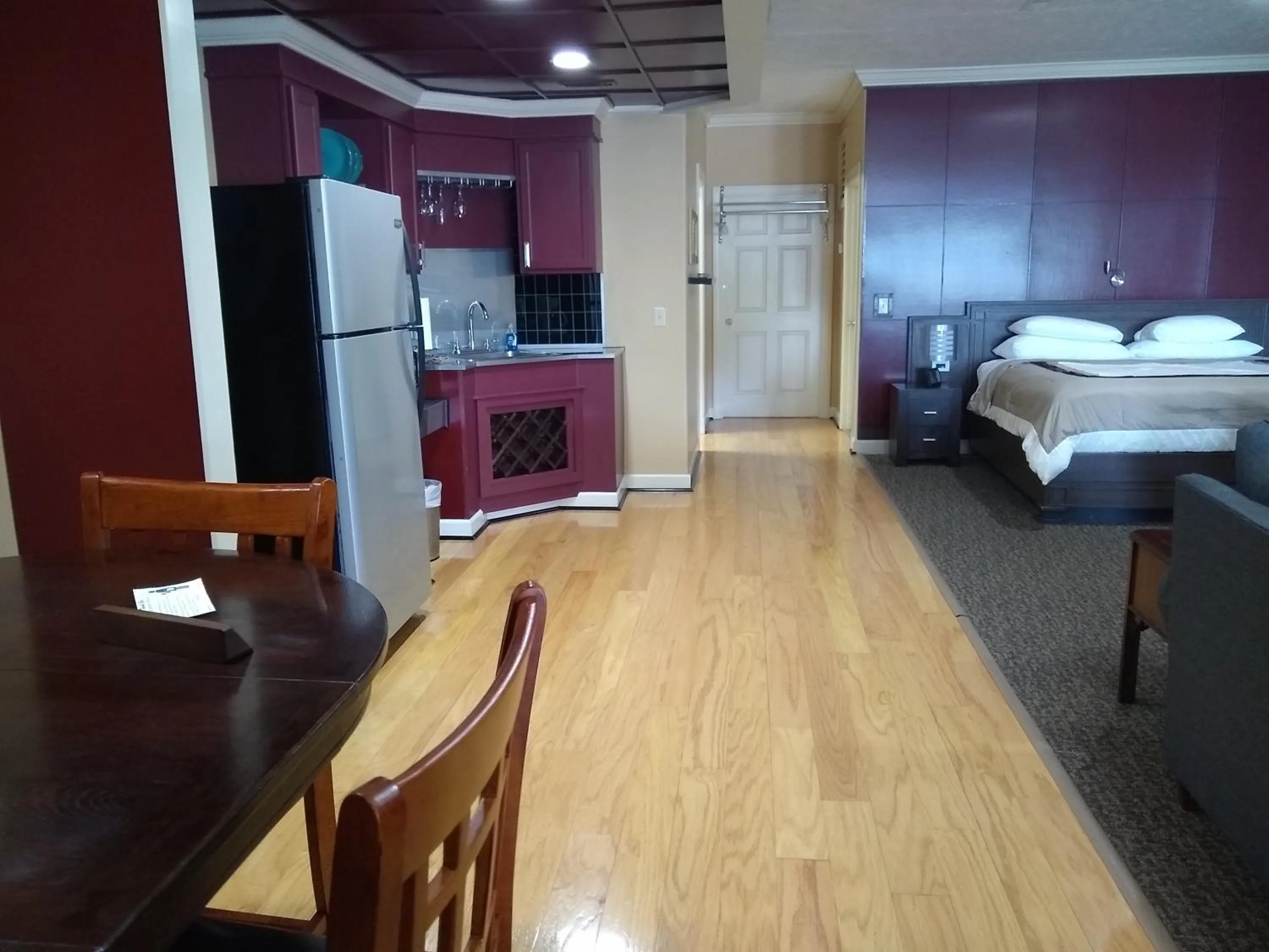 Dining area, Bed in Southern Comfort Suites