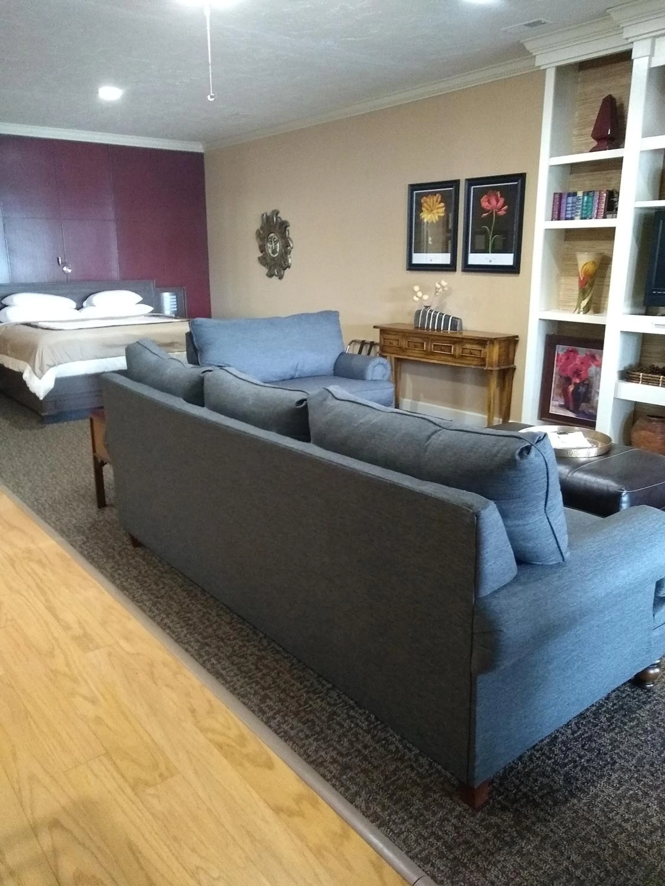 Living room, Bed in Southern Comfort Suites