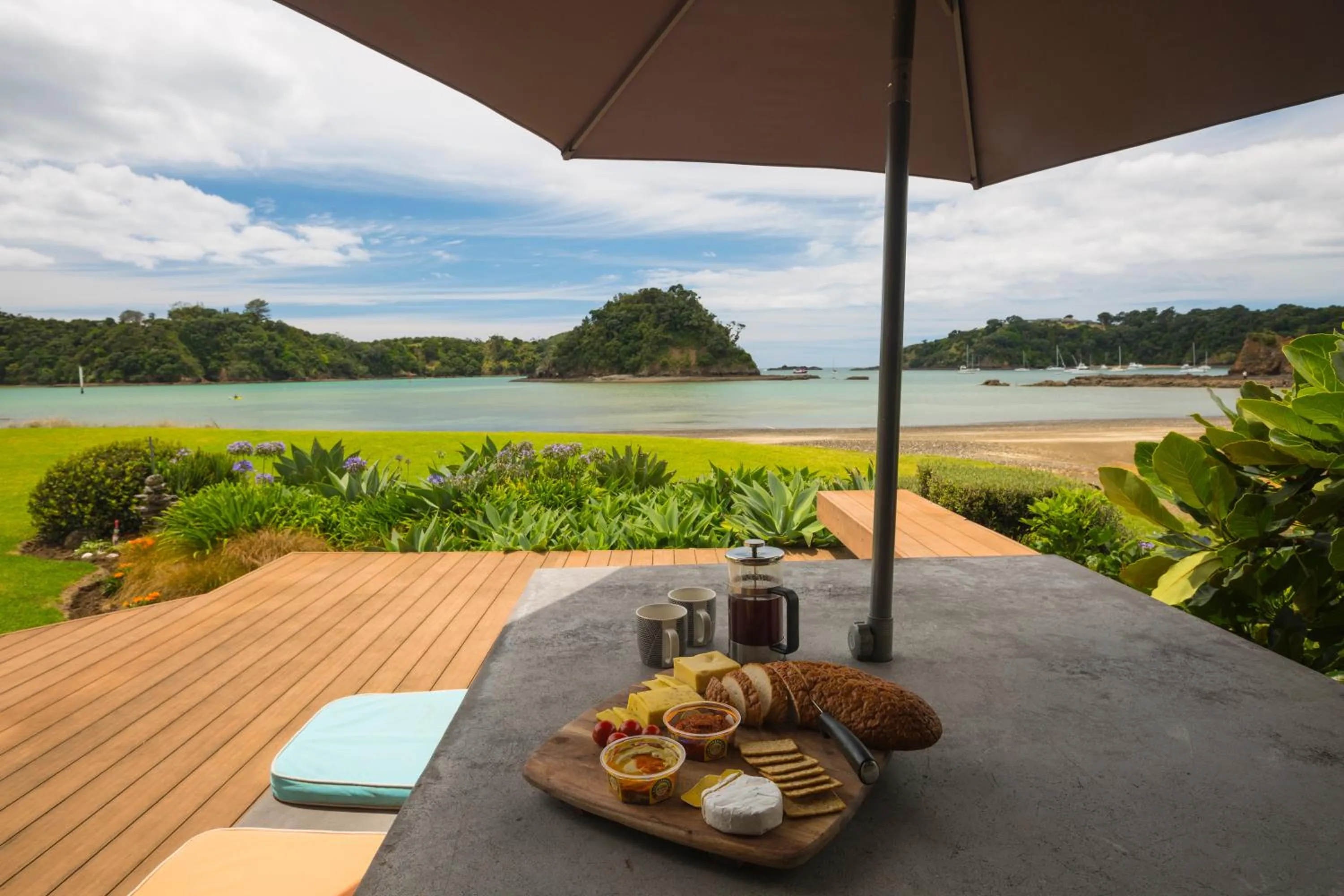 Day in Absolute Beach front-Tutukaka Harbour