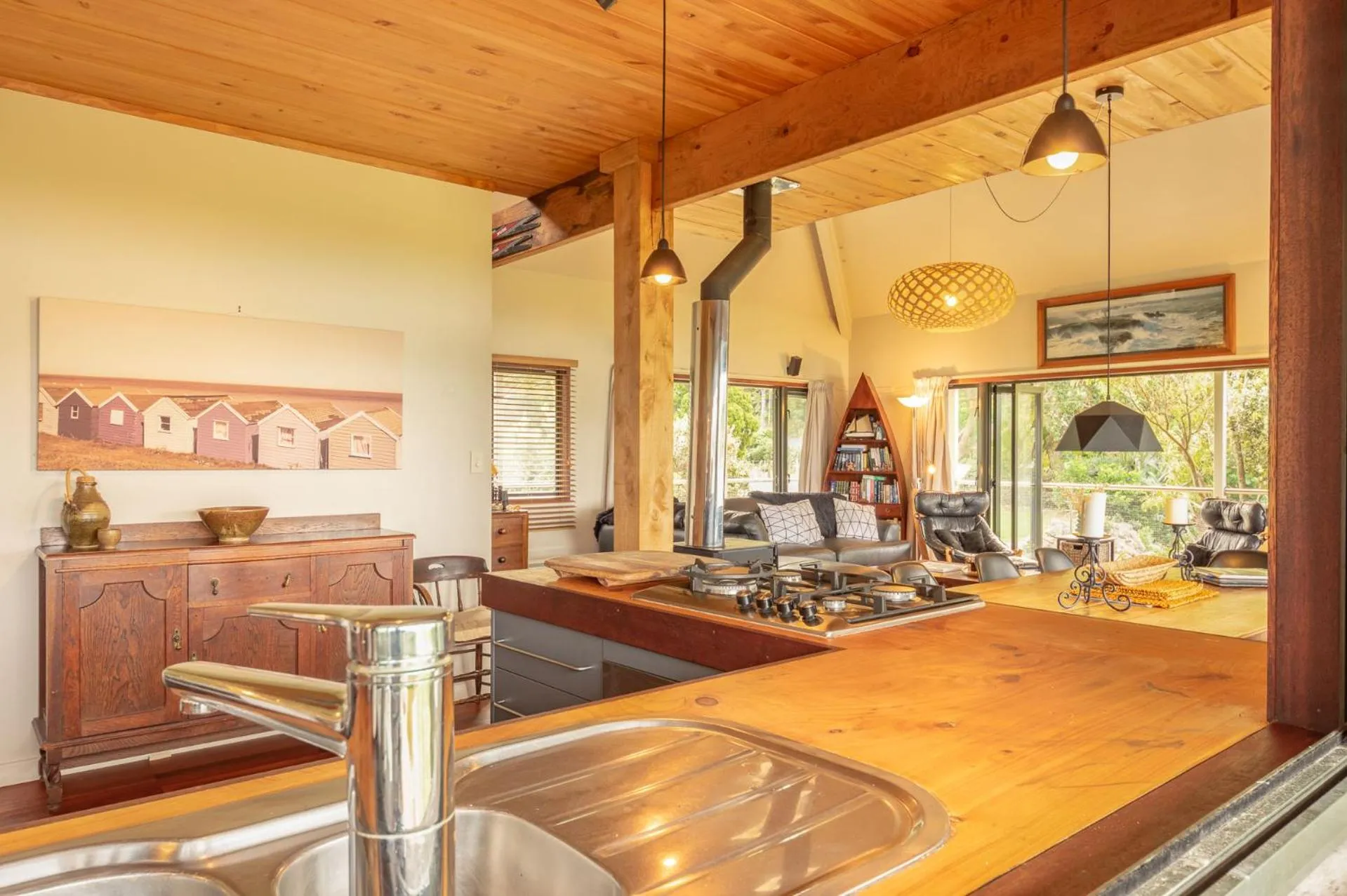 Communal lounge/ TV room in Absolute Beach front-Tutukaka Harbour