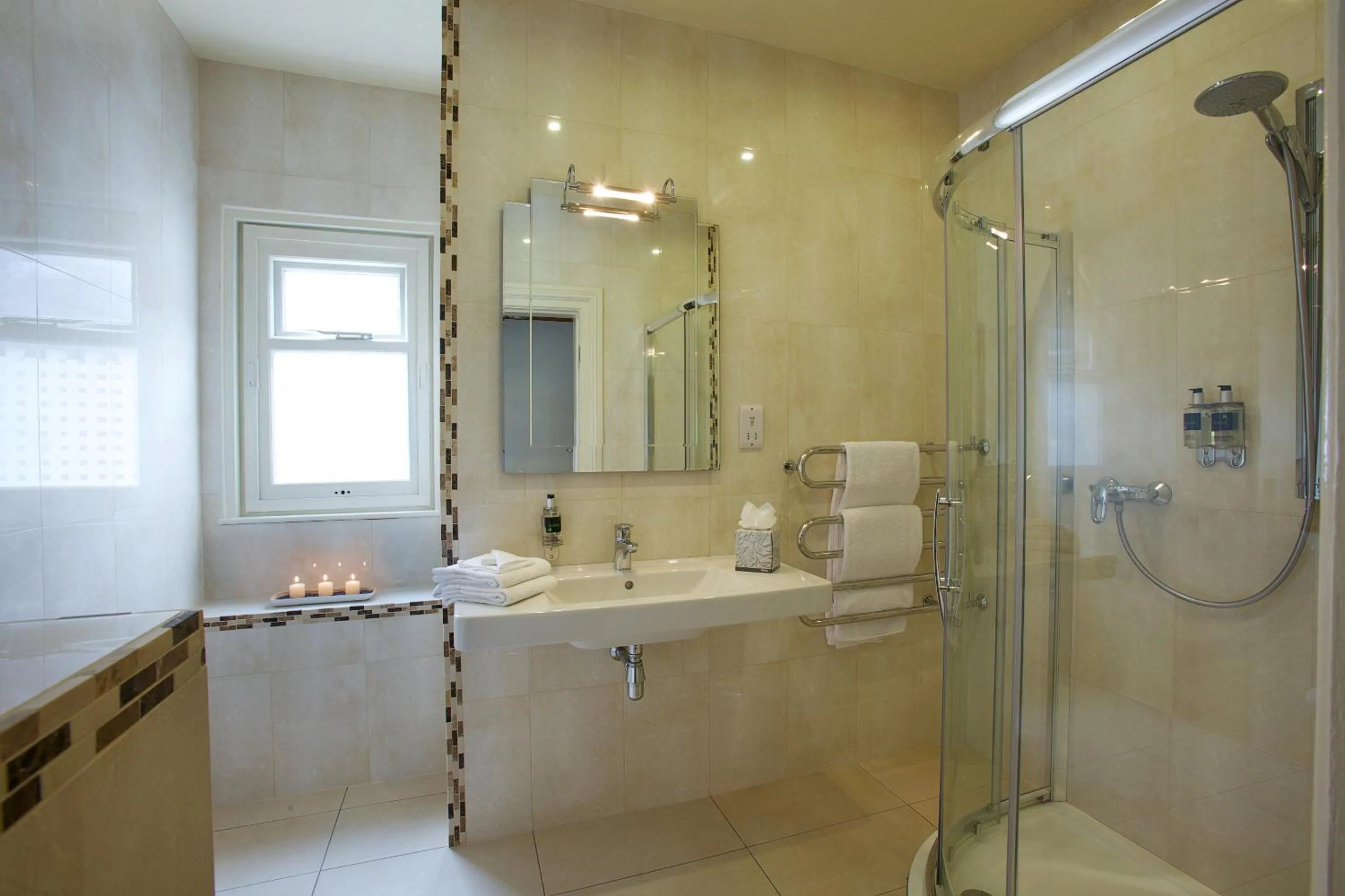 Toilet in Arbutus Hotel