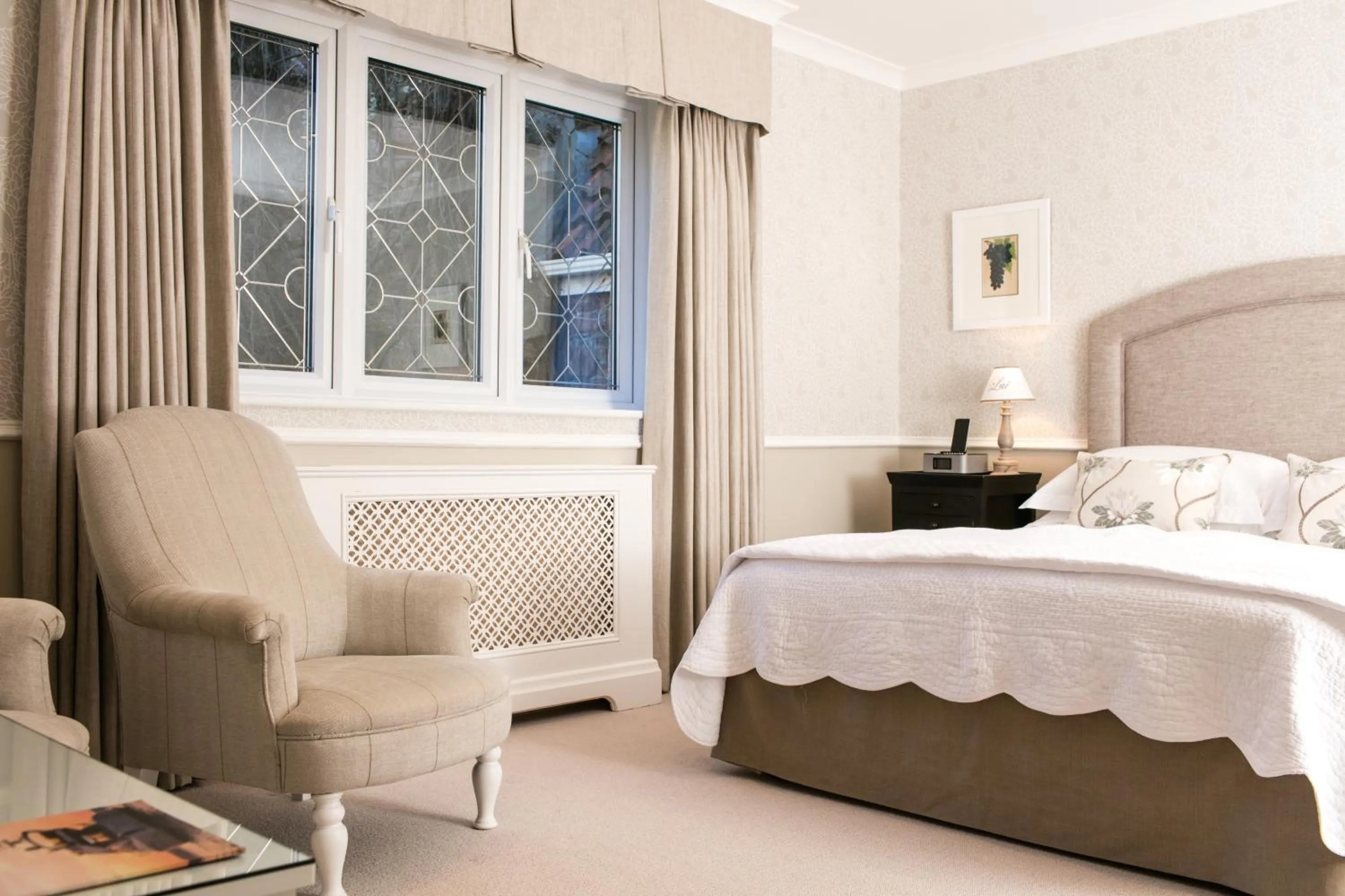 Photo of the whole room, Bed in Longueville Manor