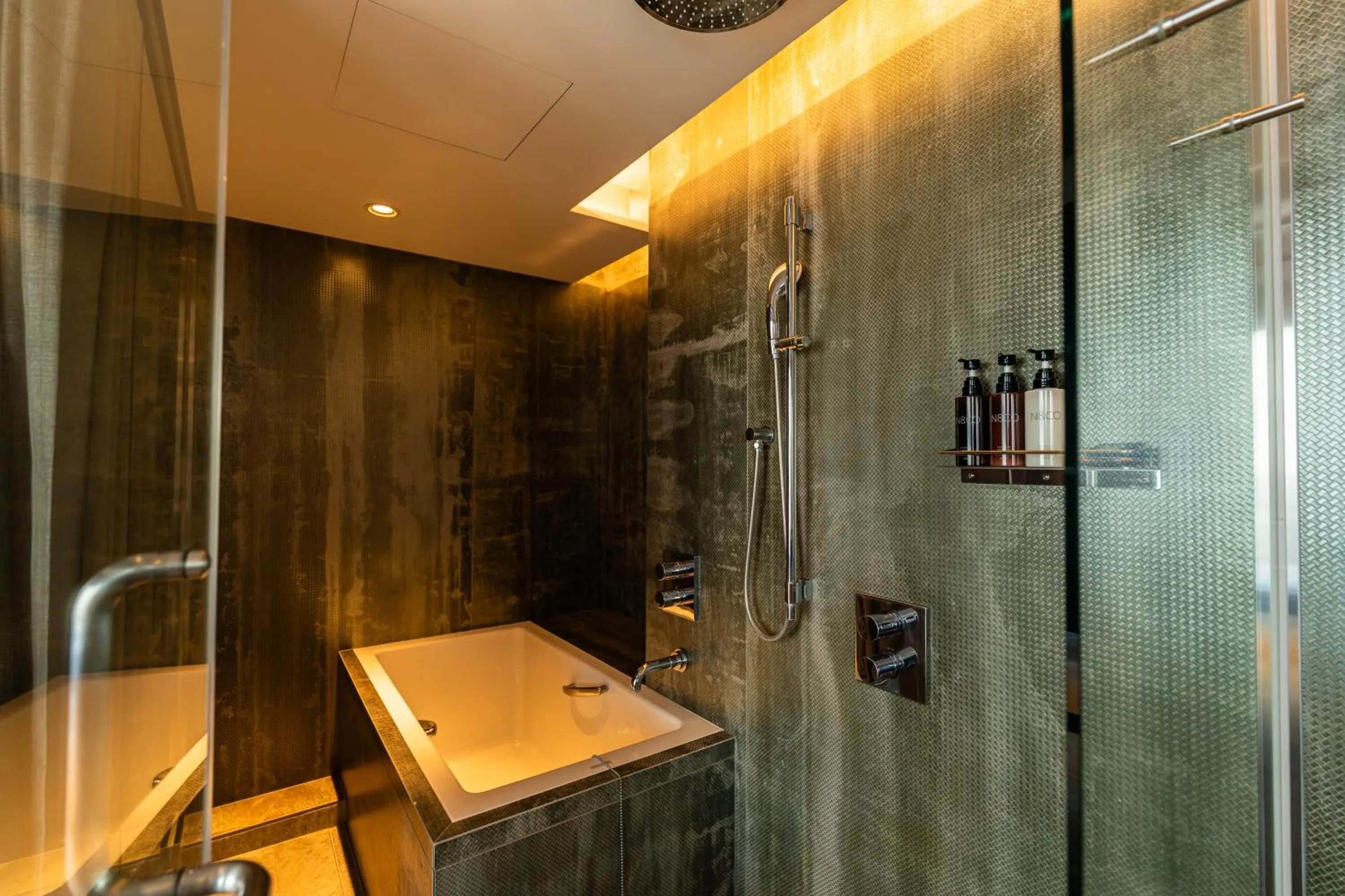 ONE@Tokyo by insomnia