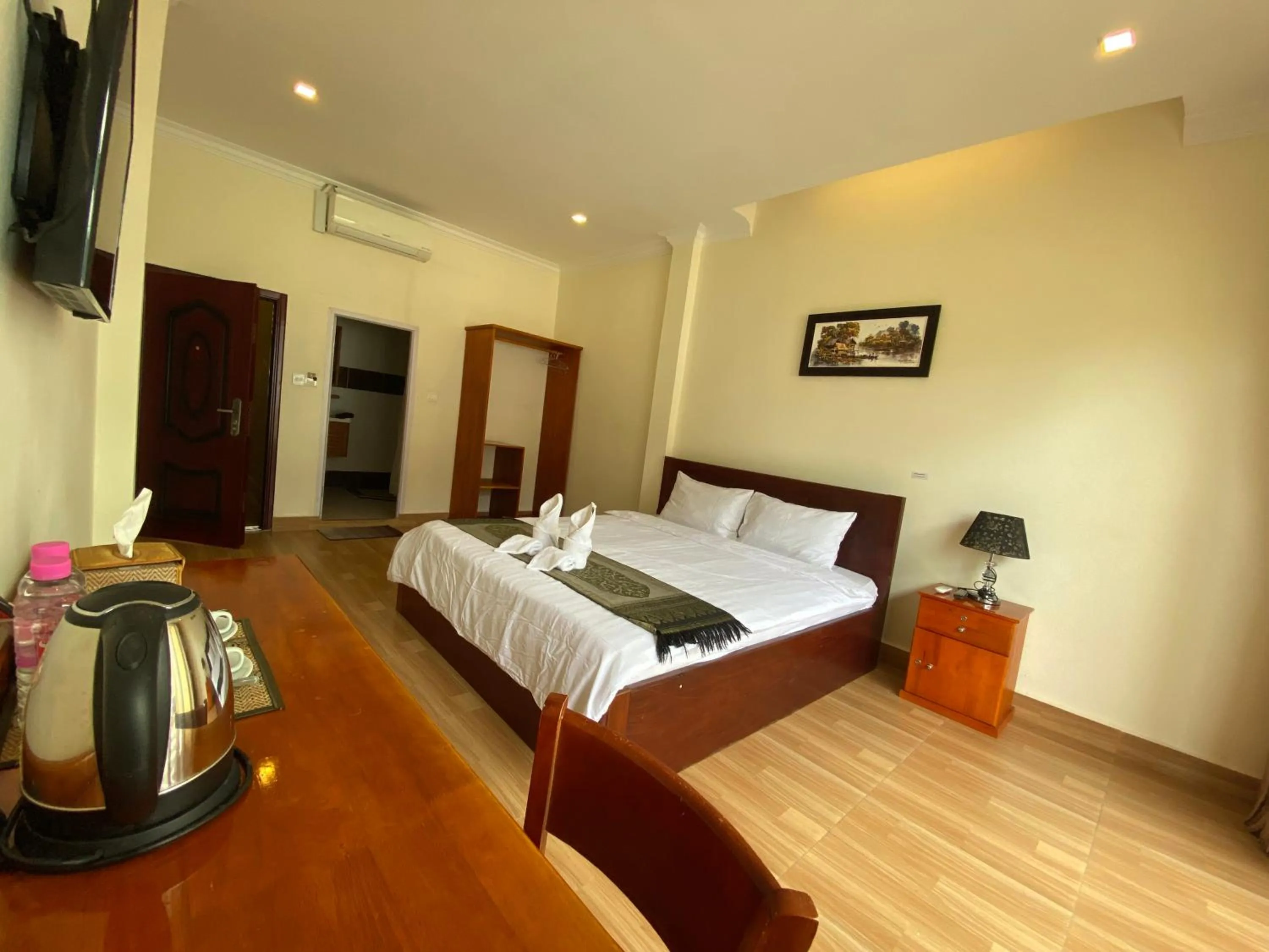 Photo of the whole room, Bed in Phnom Penh Le Vincent Hotel