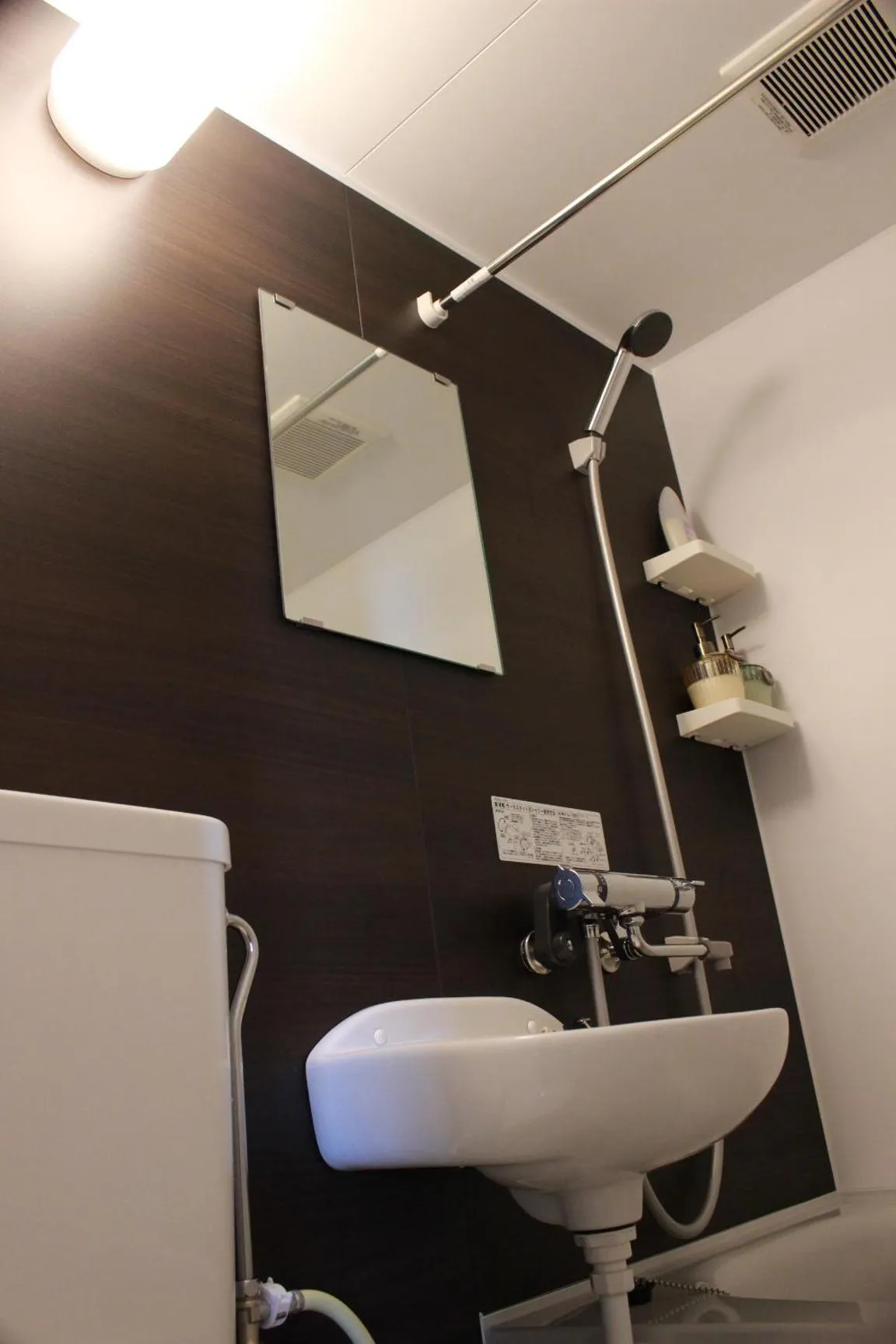 Shower in Nangoku Lodge Booya