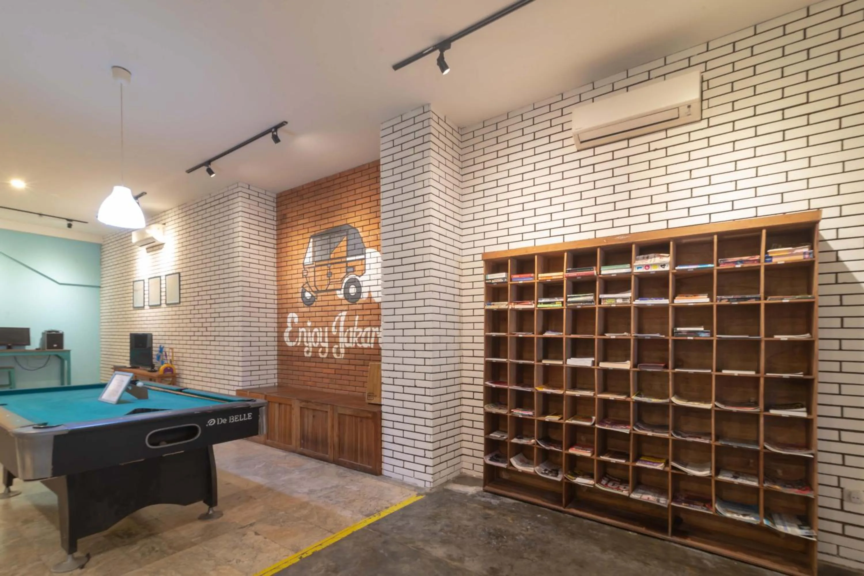 Billiard in Wonderloft Hostel Kota Tua