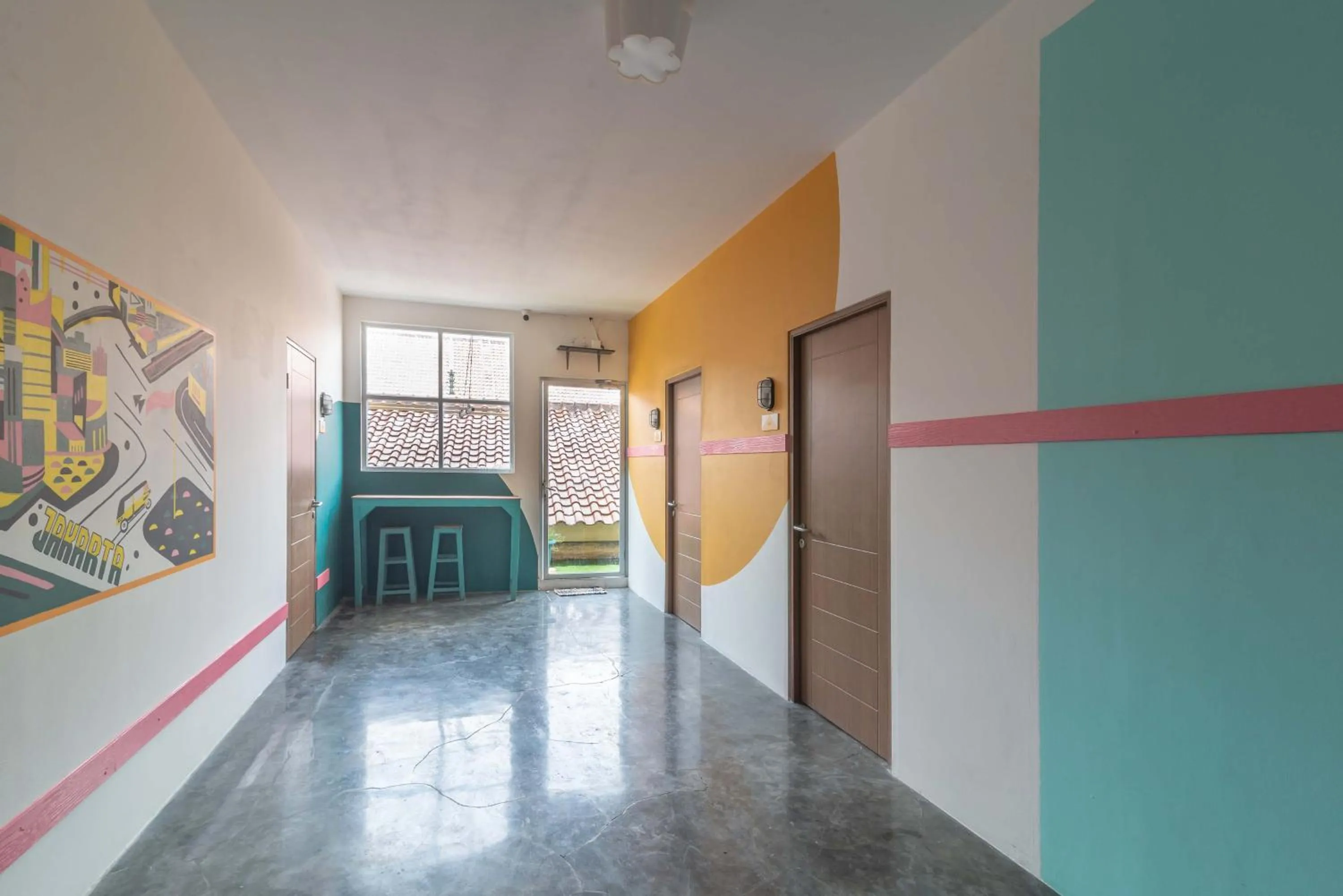 Seating area in Wonderloft Hostel Kota Tua