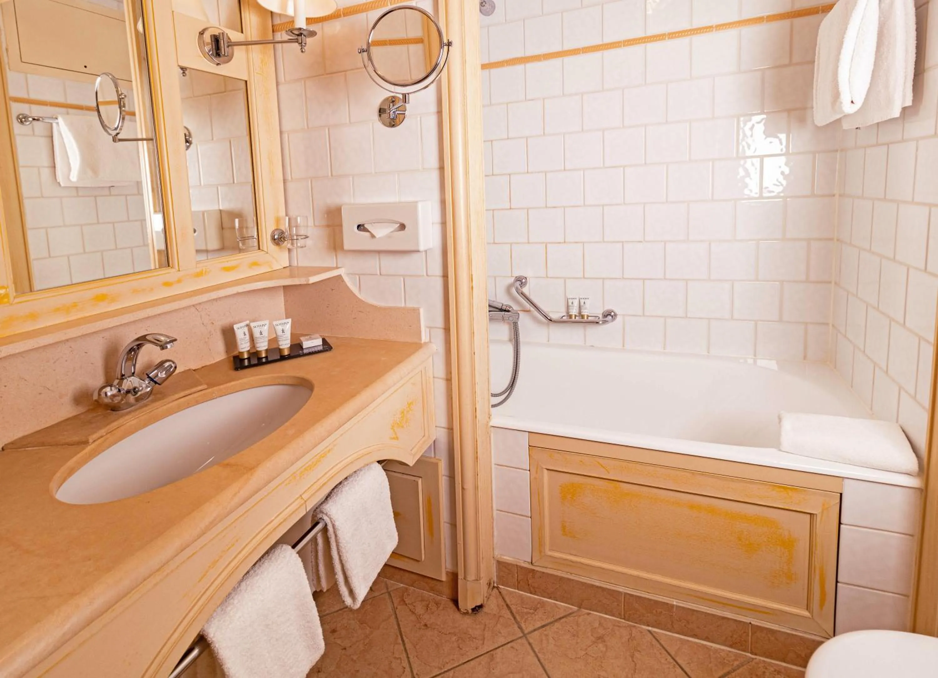 Bathroom in Le Grand Hôtel - Domaine De Divonne