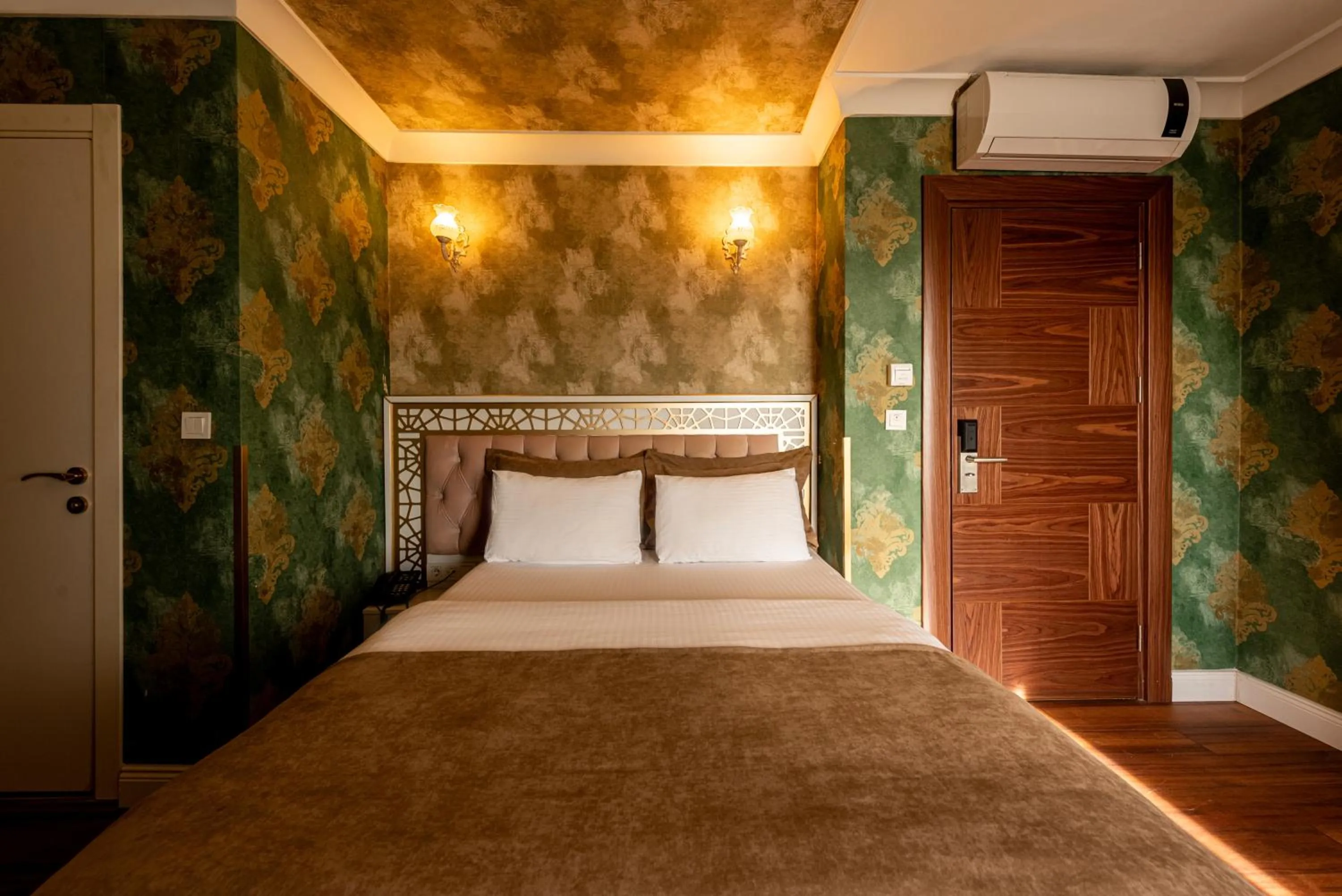 Bed in Golden Dream Otel