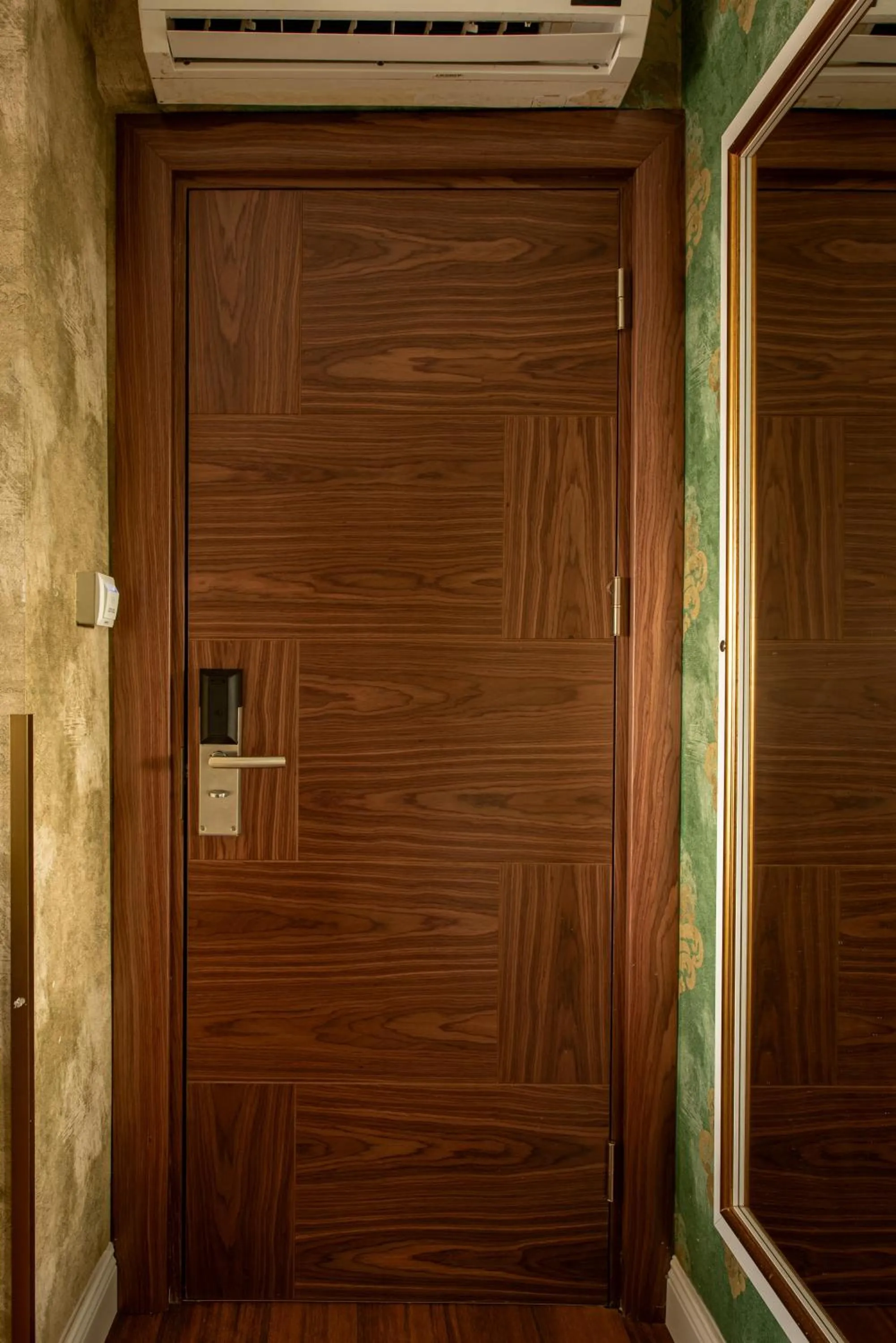 wardrobe in Golden Dream Otel