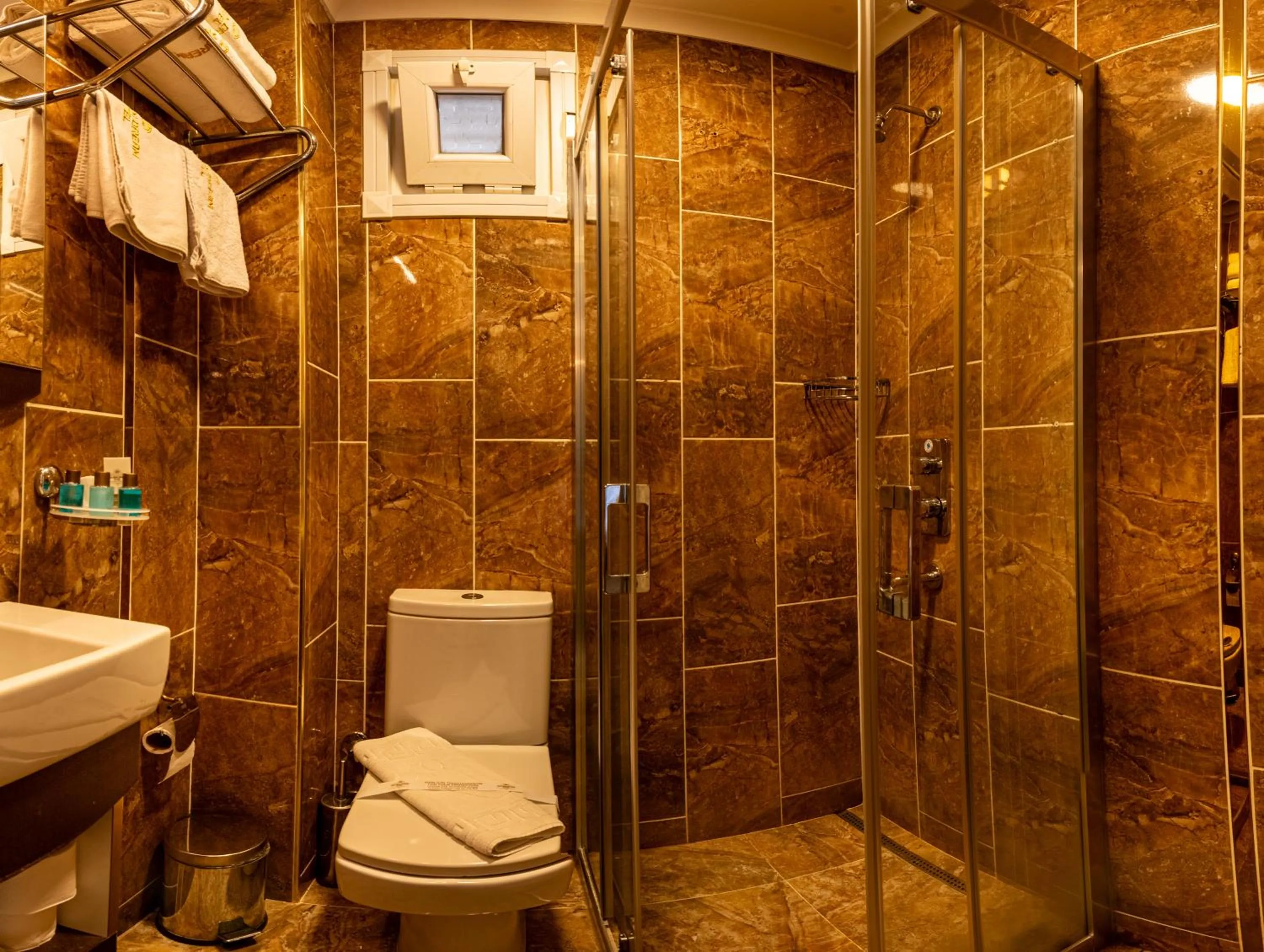 Shower in Golden Dream Otel