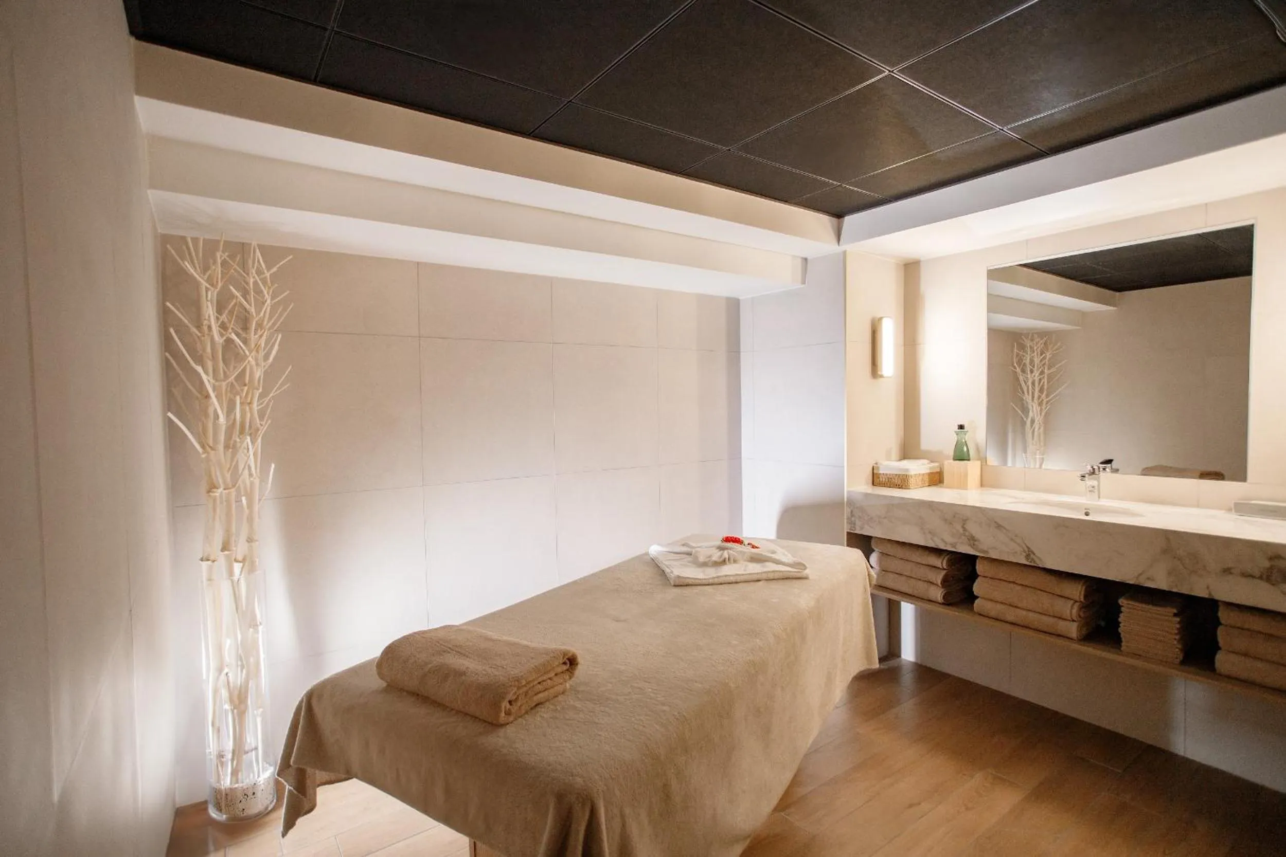 Massage, Bed in Warwick Reine Astrid - Lyon