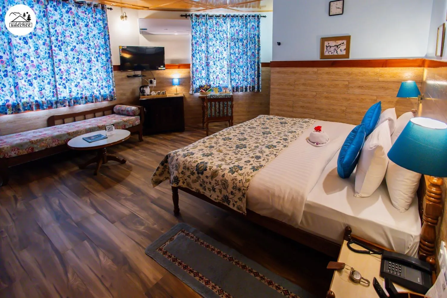 Bed in Hotel Udechee Huts, McLeod Ganj