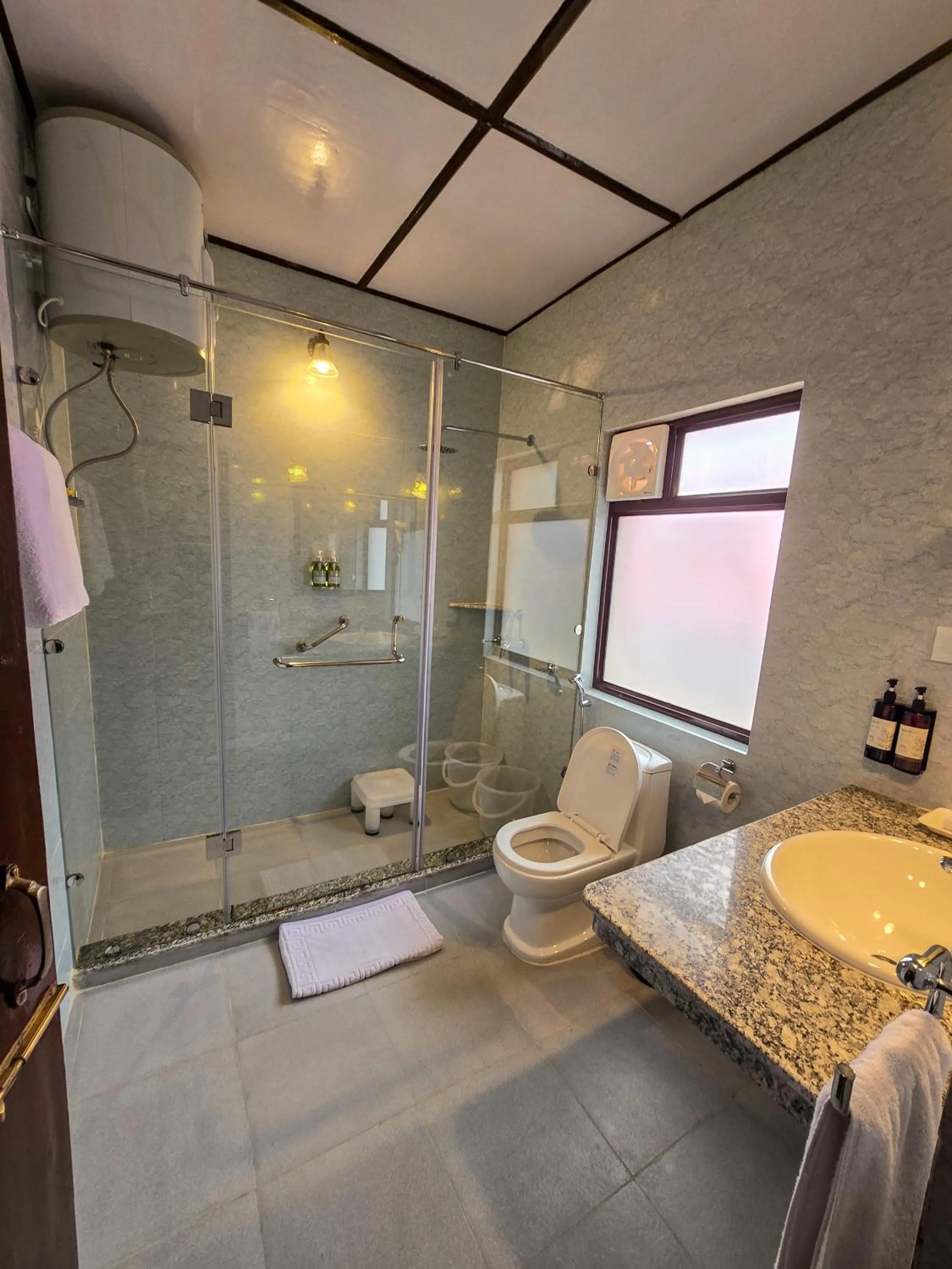 Bathroom in Hotel Udechee Huts, McLeod Ganj