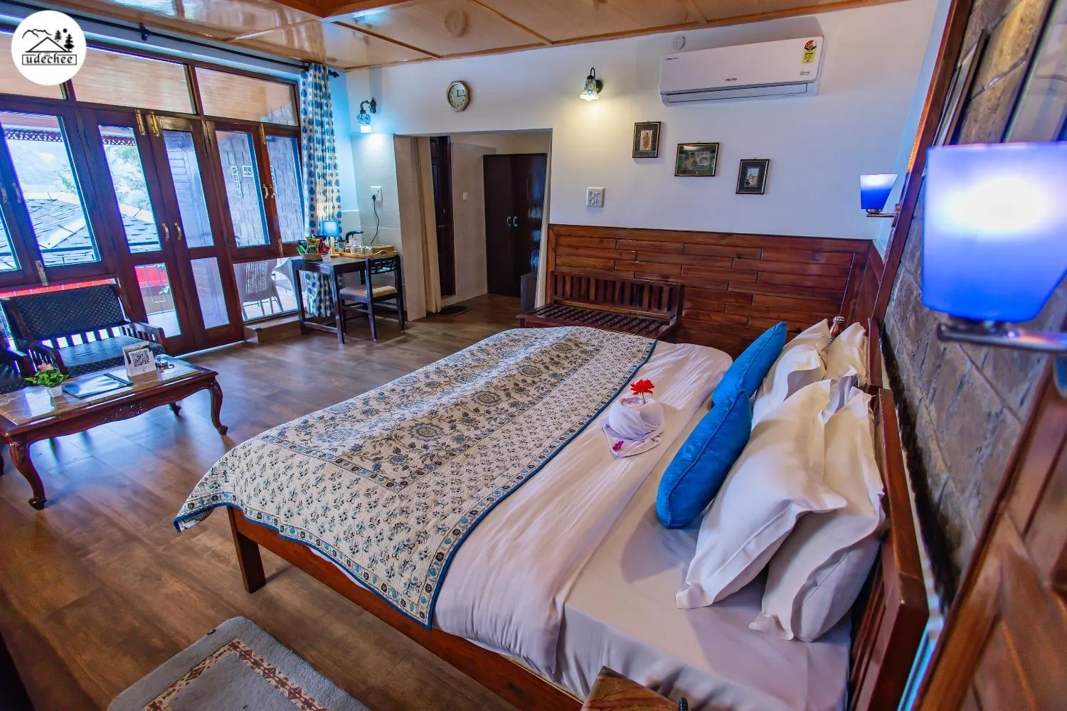 Bed in Hotel Udechee Huts, McLeod Ganj