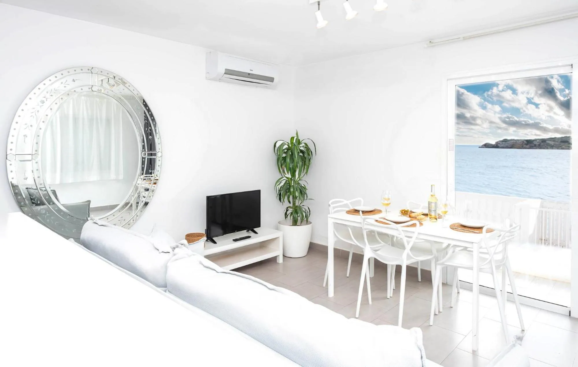 Dining area in Enkala Apartamentos