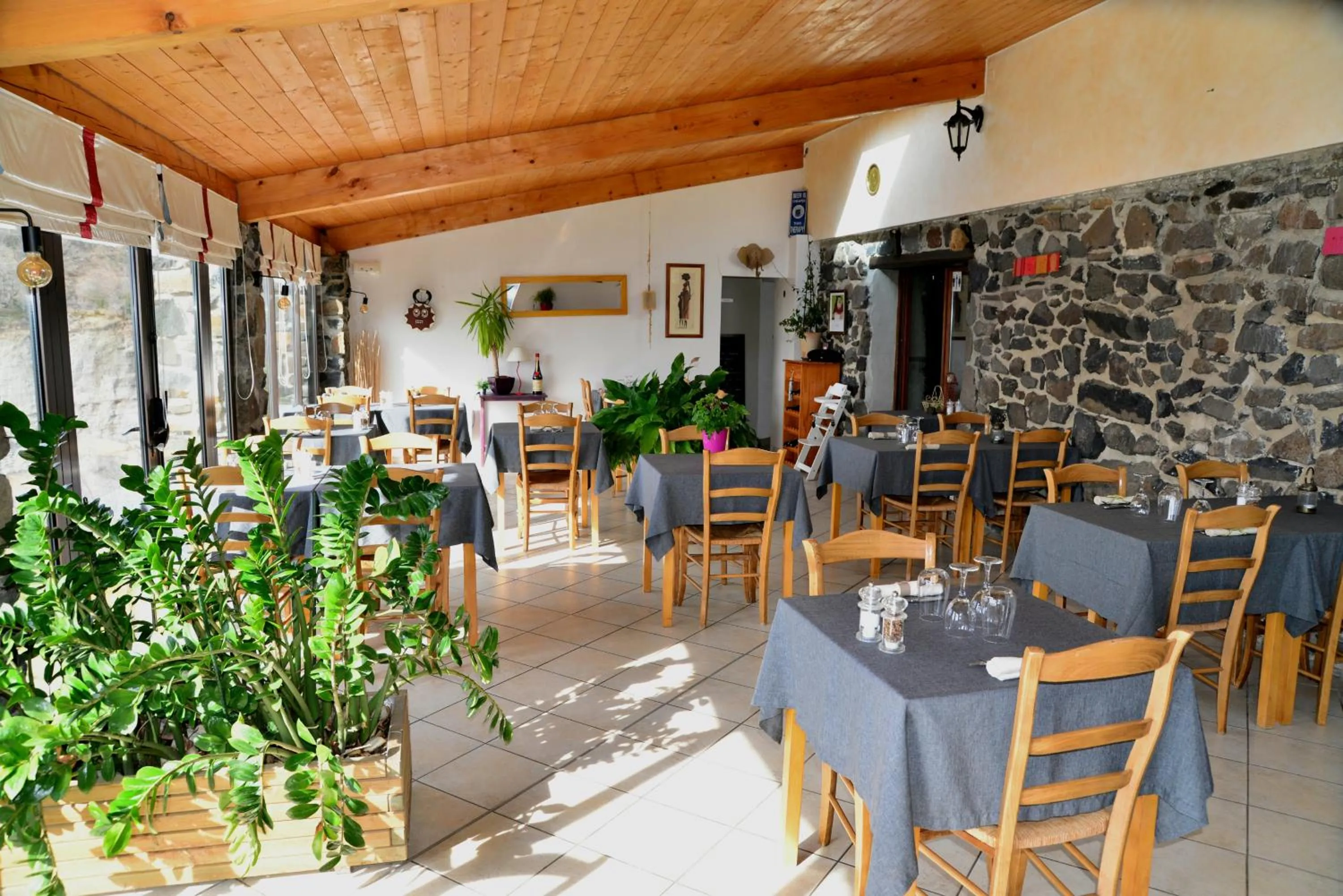 Restaurant/places to eat in Logis Hôtel-restaurant La Mère Biquette