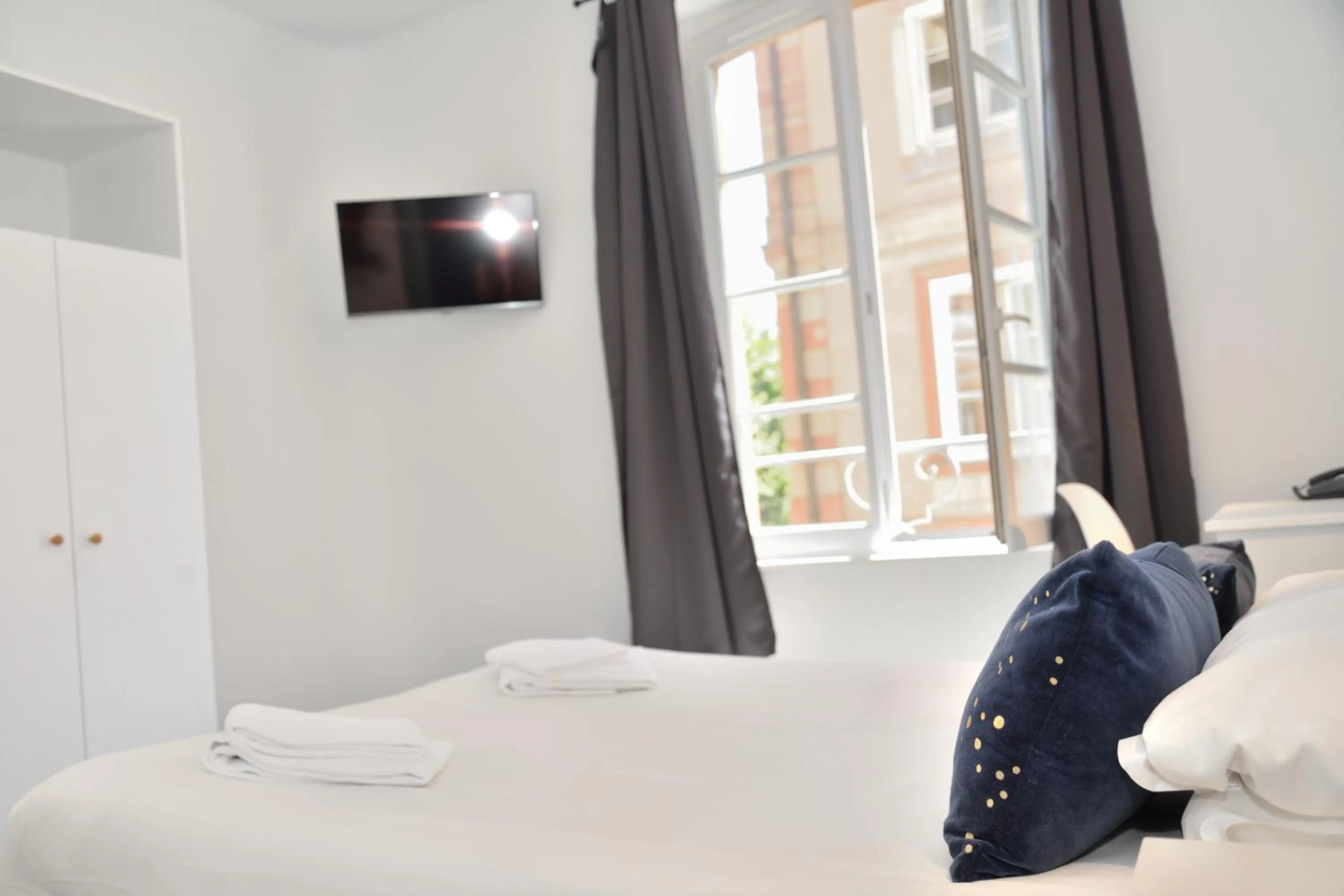 Bed in Hotel des Arts - Centre Cathédrale