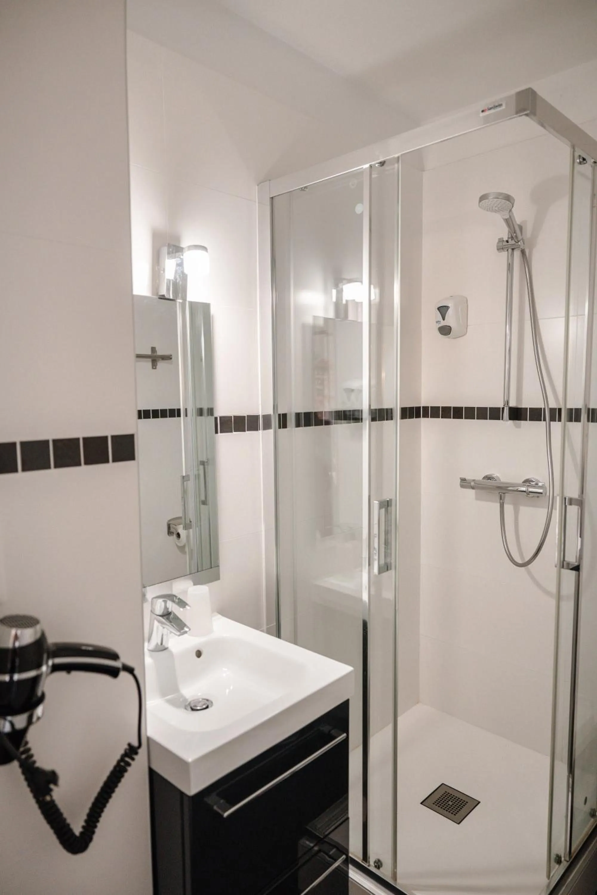 Shower in Hotel des Arts - Centre Cathédrale