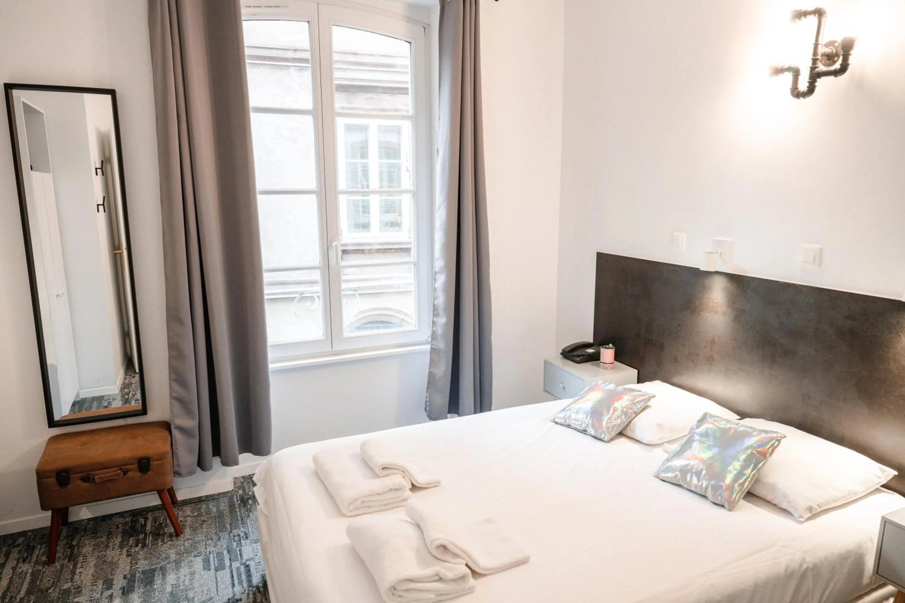 Bed in Hotel des Arts - Centre Cathédrale