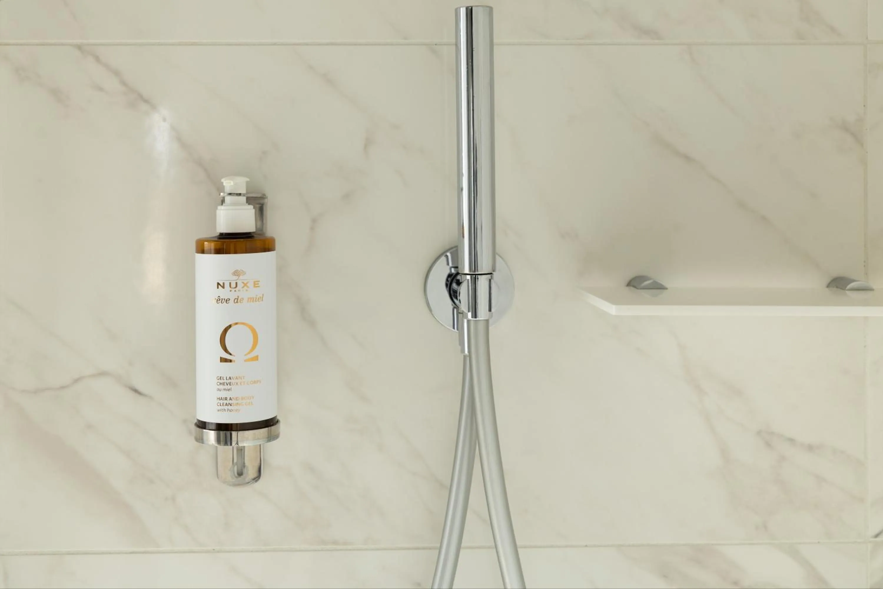 Shower in Hôtel La Maison Bord'eaux