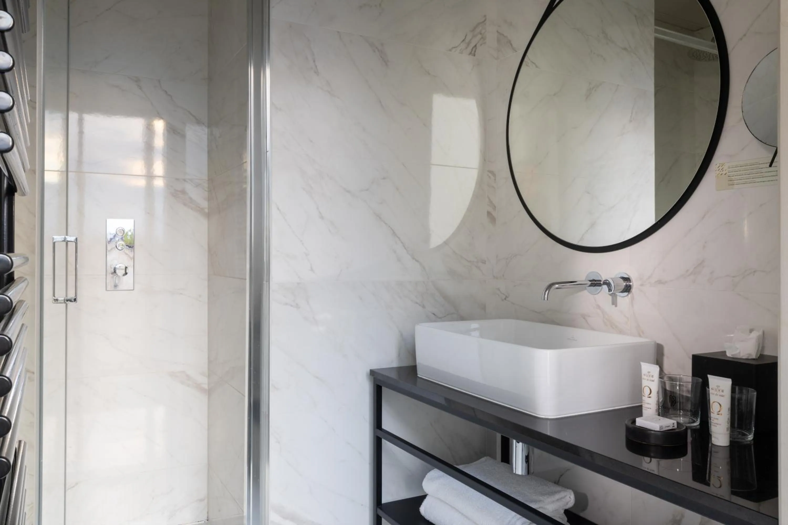 Shower in Hôtel La Maison Bord'eaux