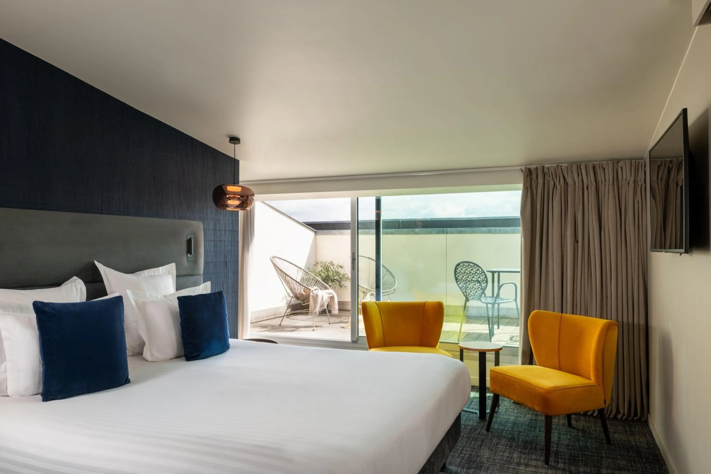 Patio, Bed in Hôtel La Maison Bord'eaux