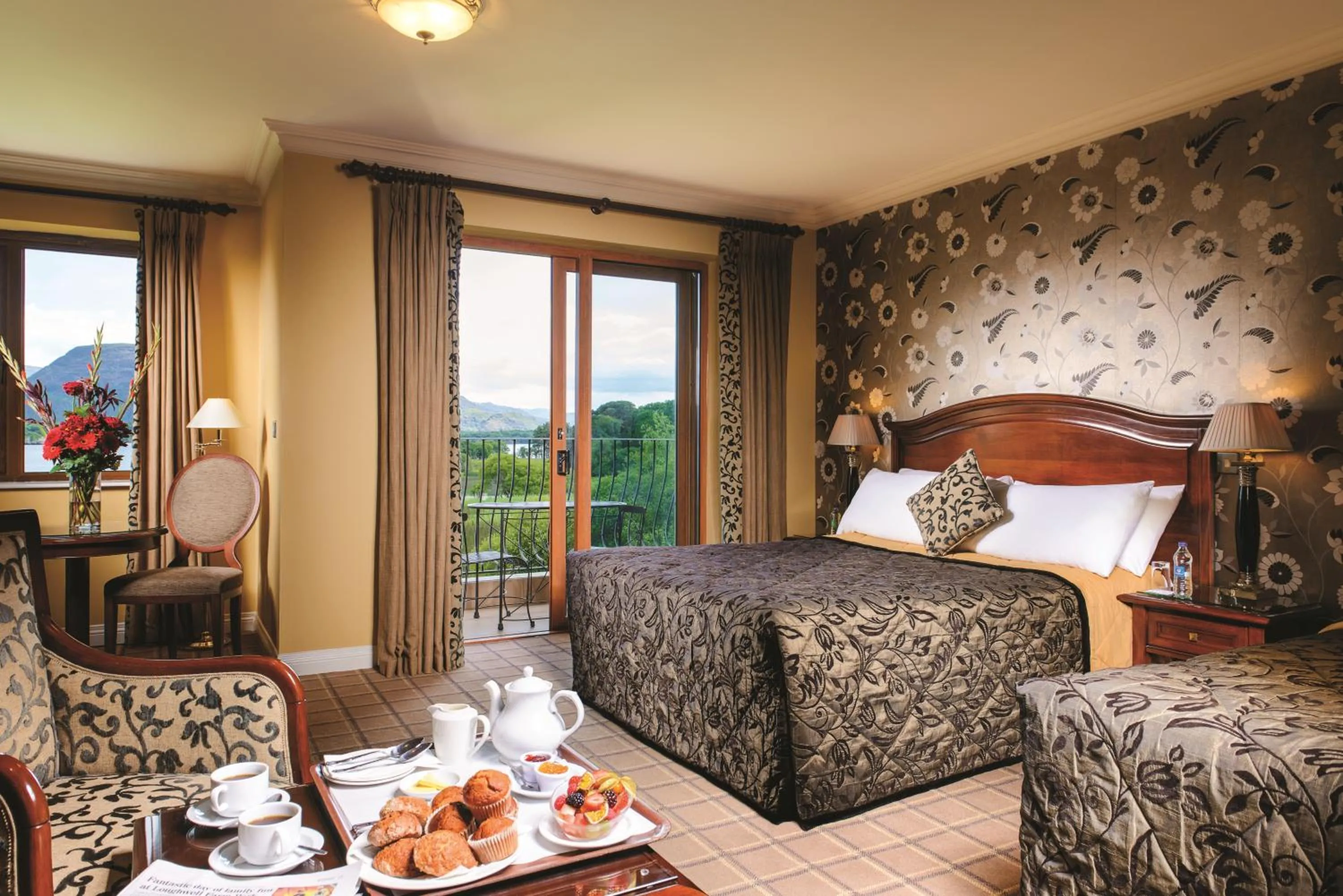 Balcony/Terrace, Bed in The Lake Hotel