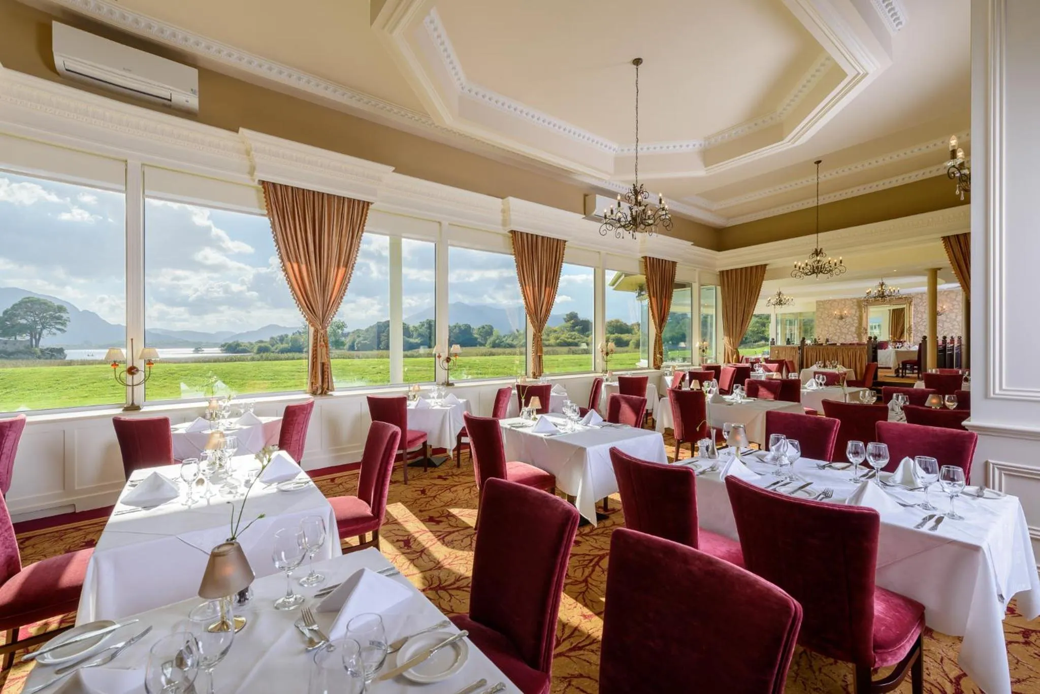 Restaurant/places to eat in The Lake Hotel