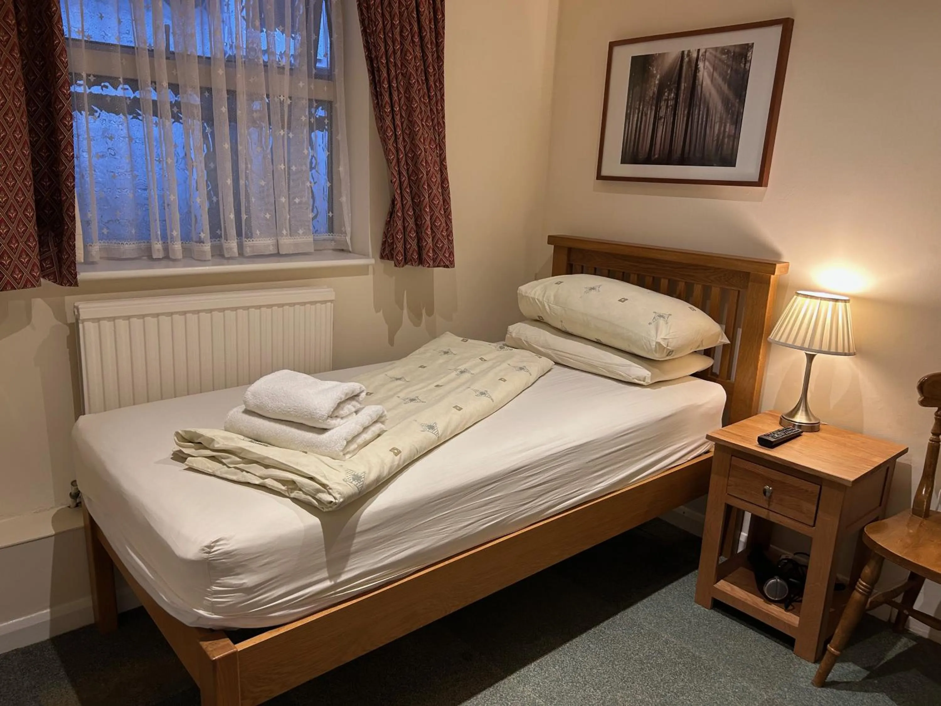 Bedroom, Bed in Oakwood Bed and Breakfast Heathrow