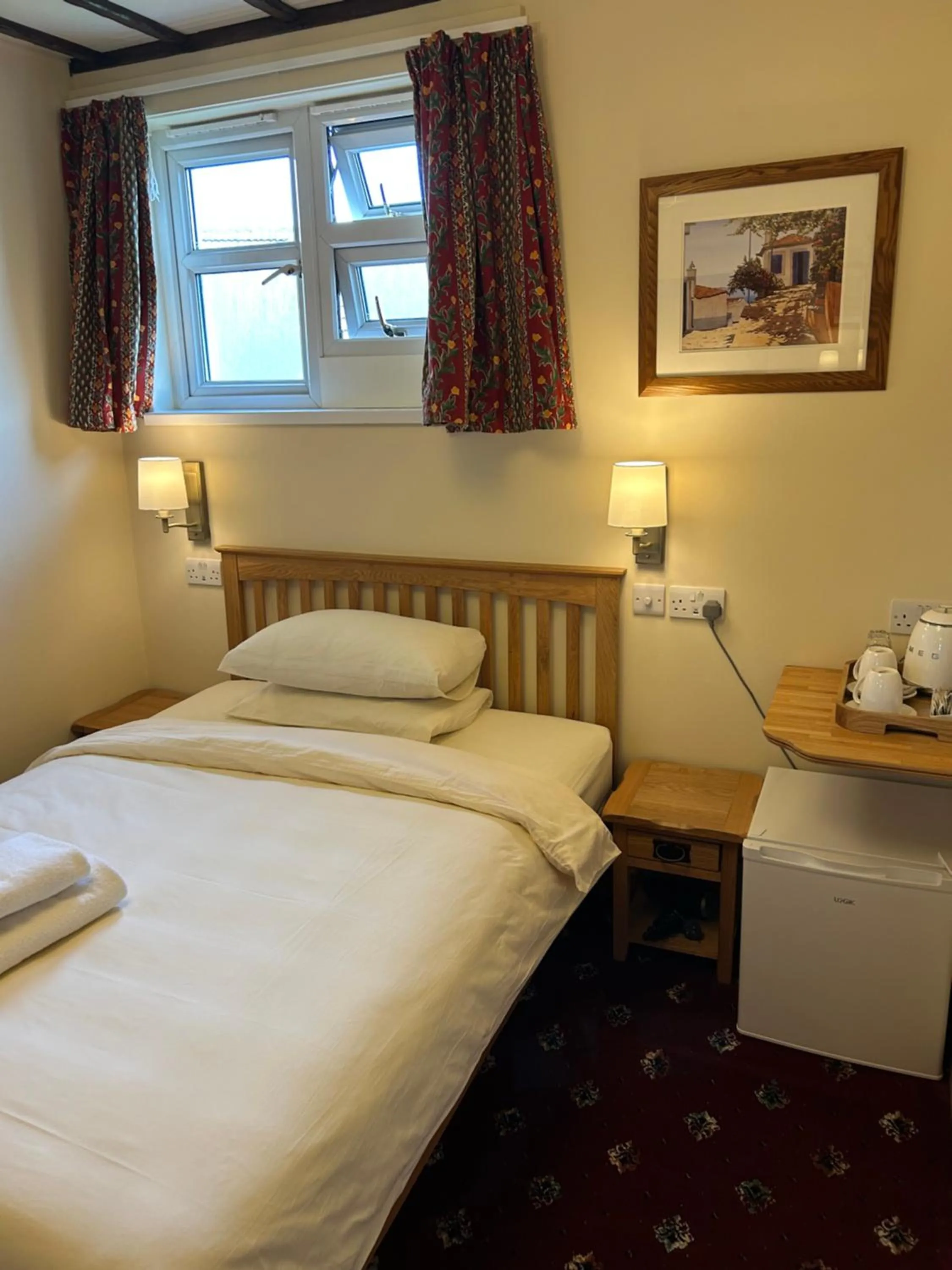 Bedroom, Bed in Oakwood Bed and Breakfast Heathrow