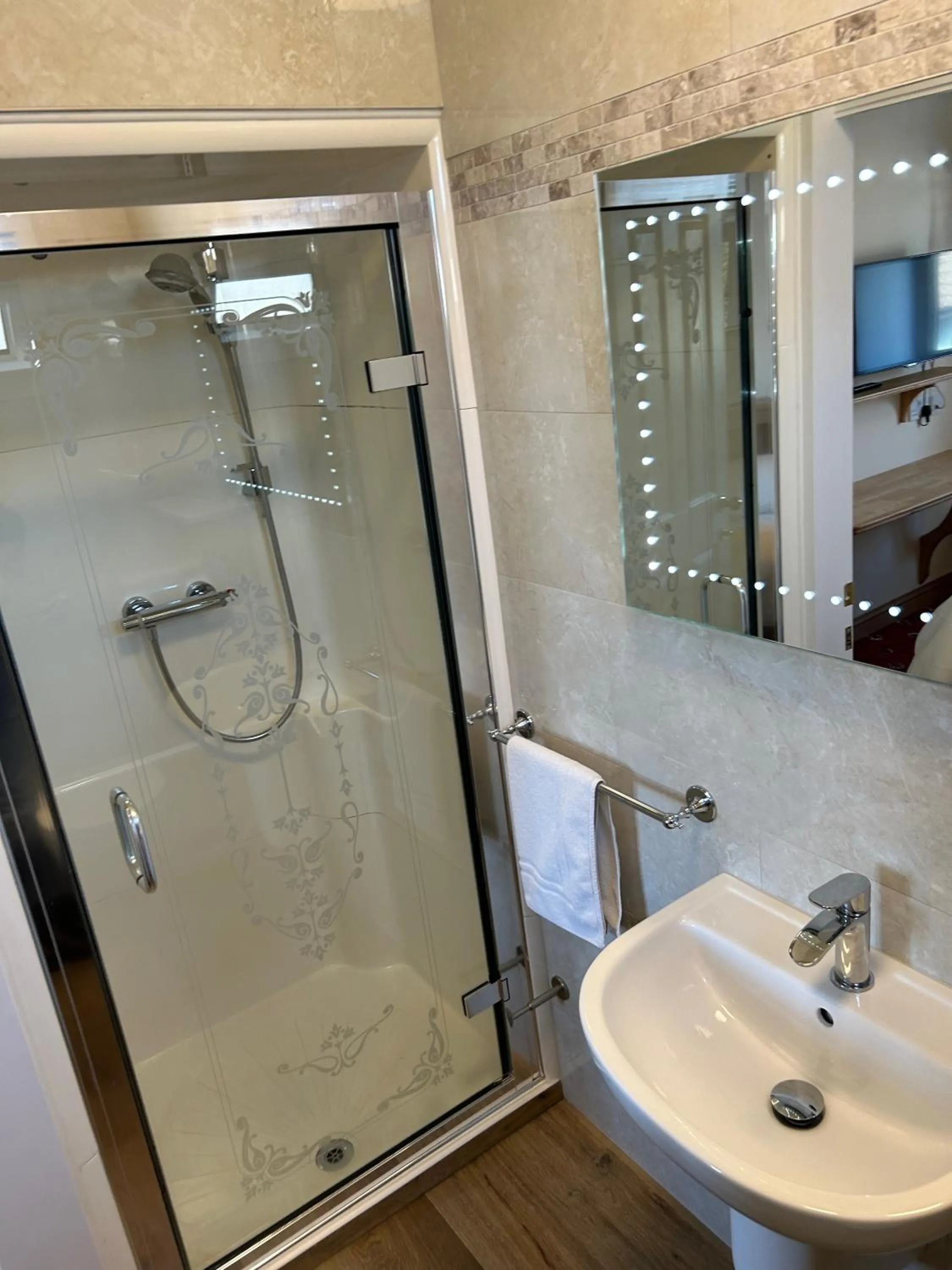 Shower in Oakwood Bed and Breakfast Heathrow