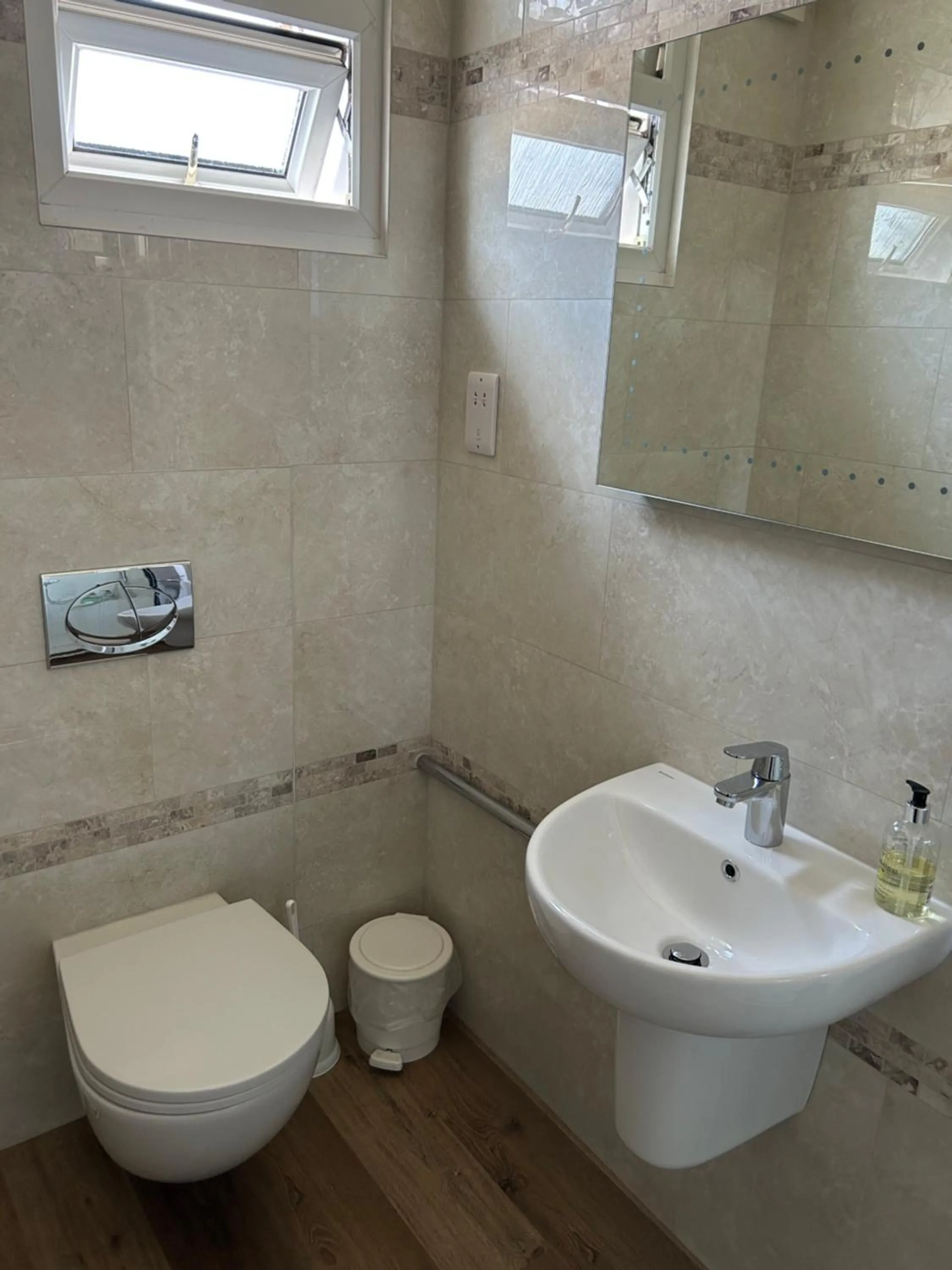 Toilet in Oakwood Bed and Breakfast Heathrow