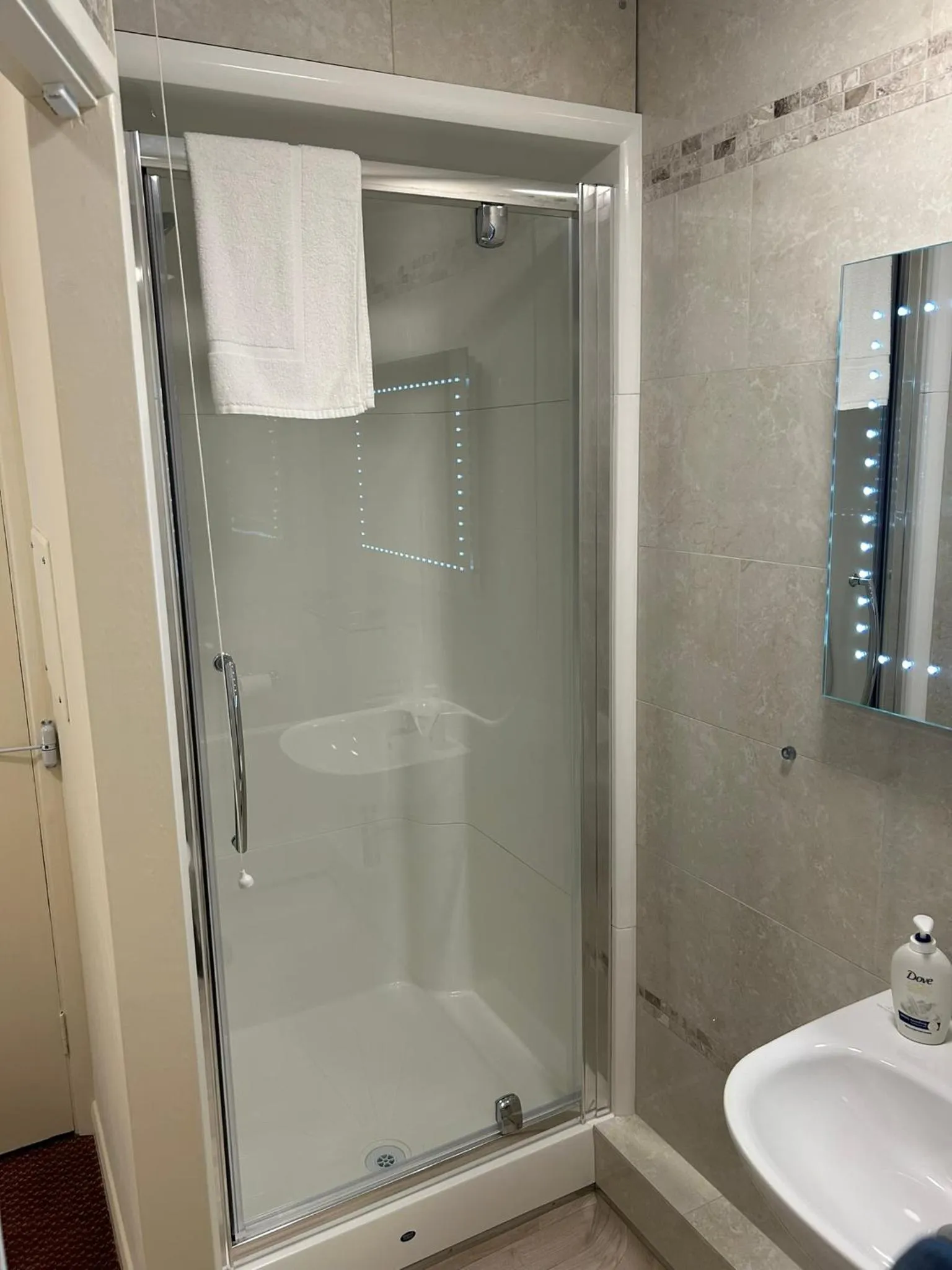 Shower in Oakwood Bed and Breakfast Heathrow