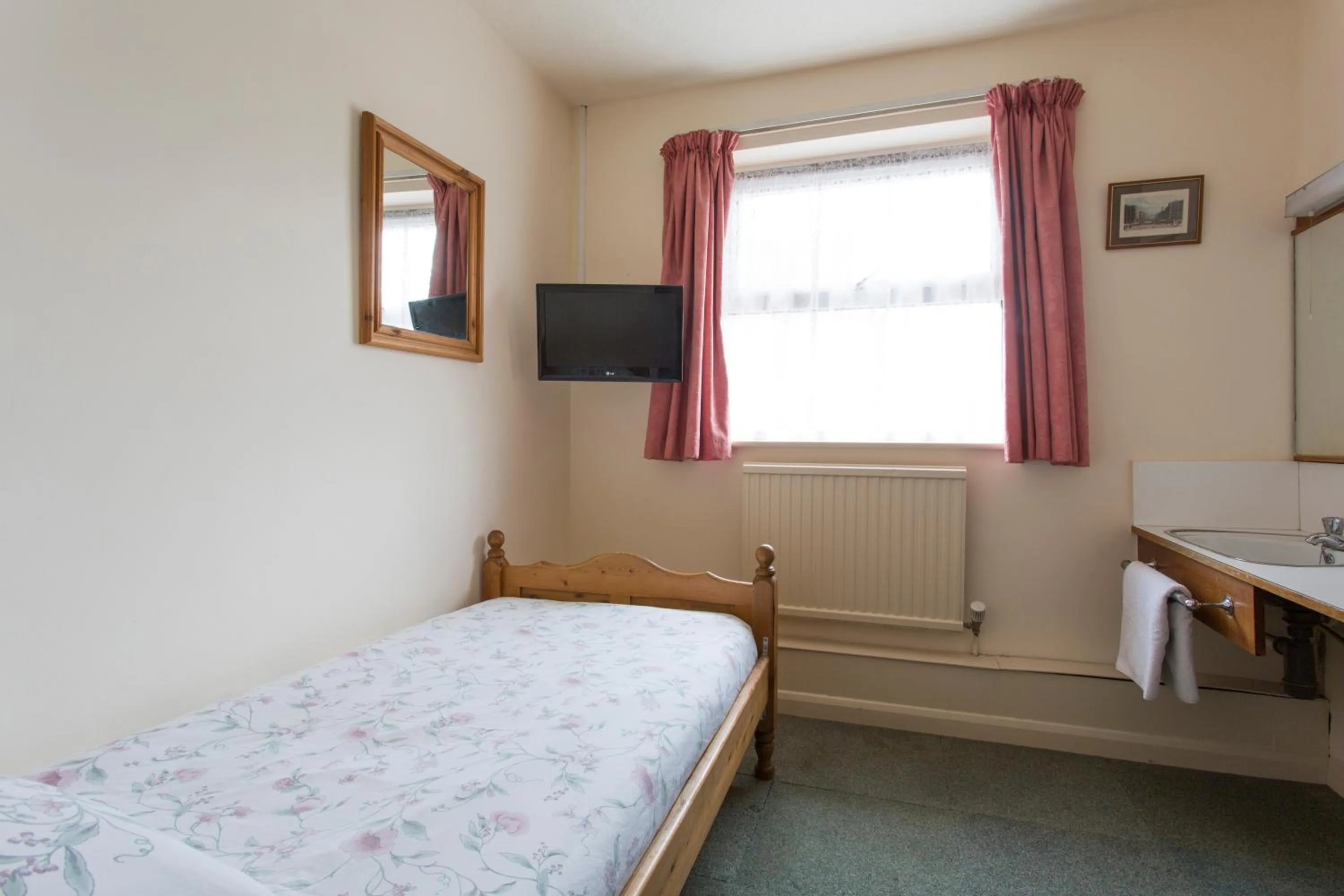 Photo of the whole room, Bed in Oakwood Bed and Breakfast Heathrow