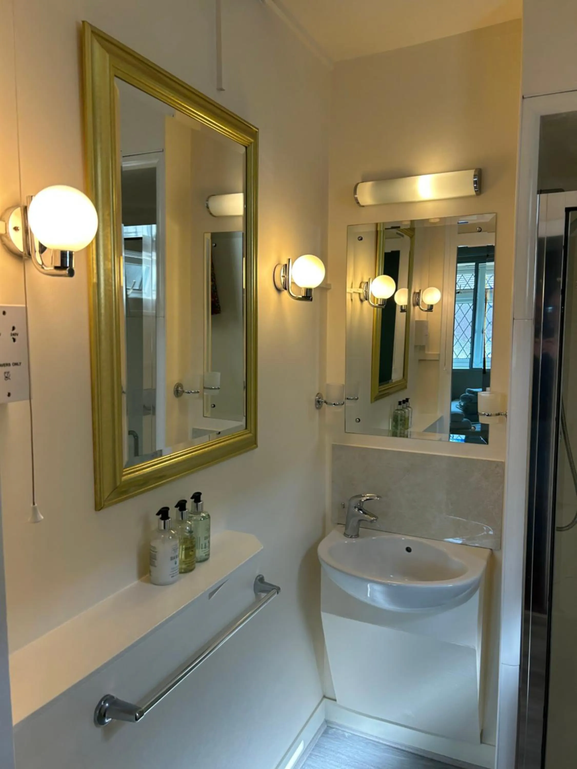 Bathroom in Oakwood Bed and Breakfast Heathrow