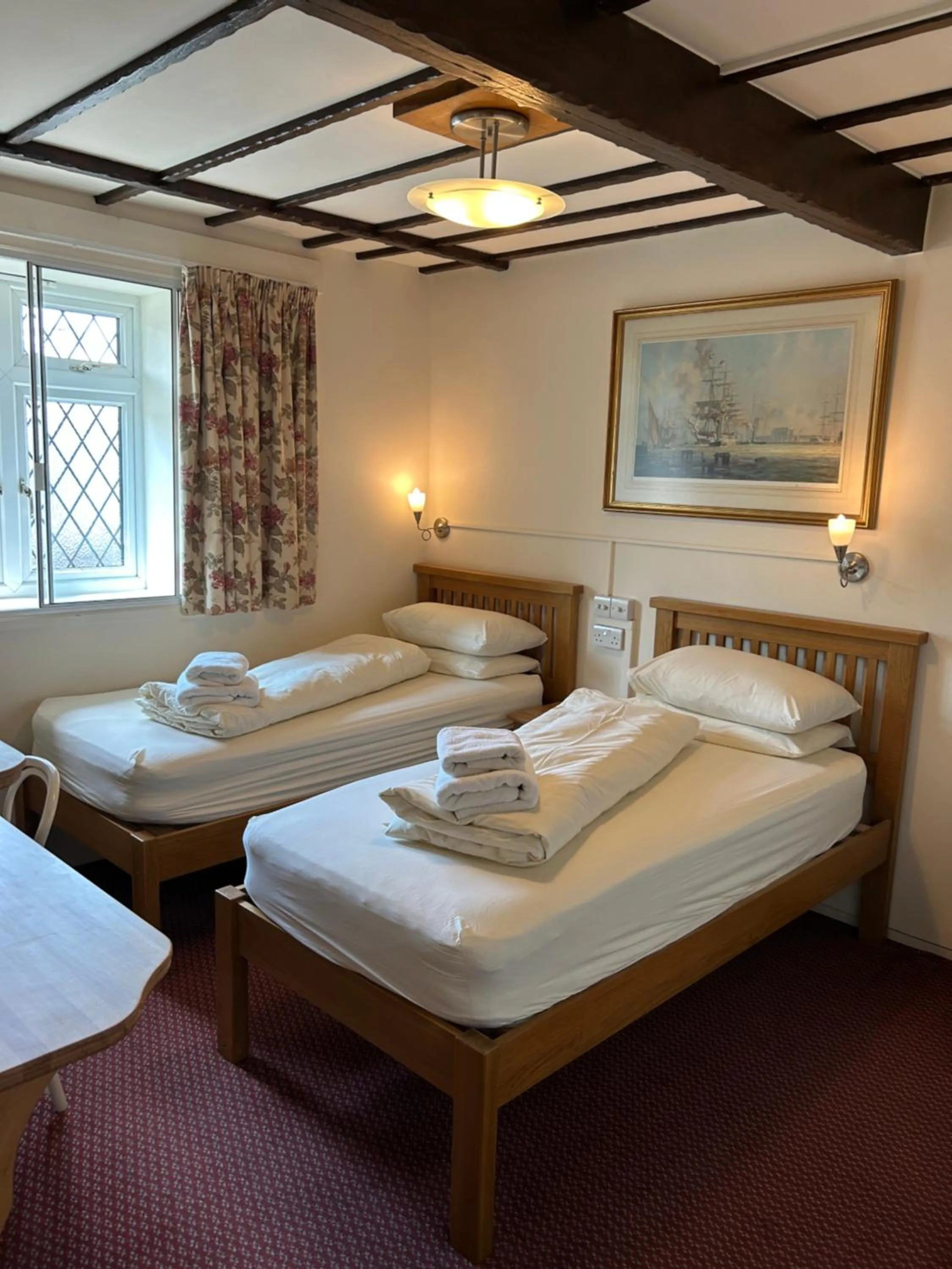 Bed in Oakwood Bed and Breakfast Heathrow