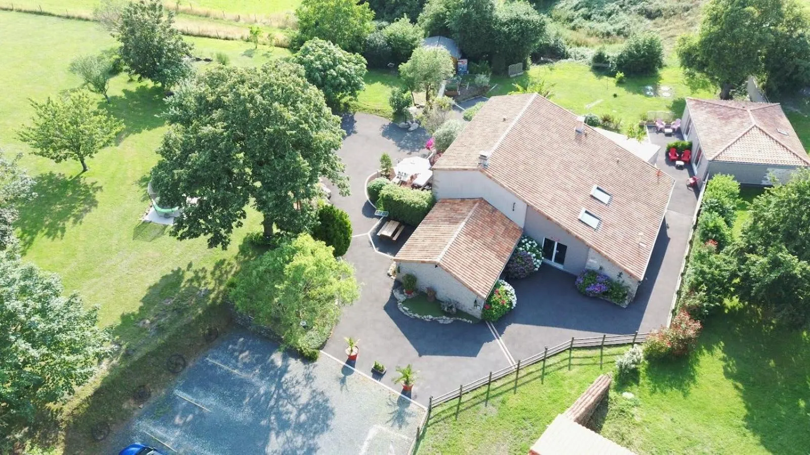 Property building in Au Petit Bignon