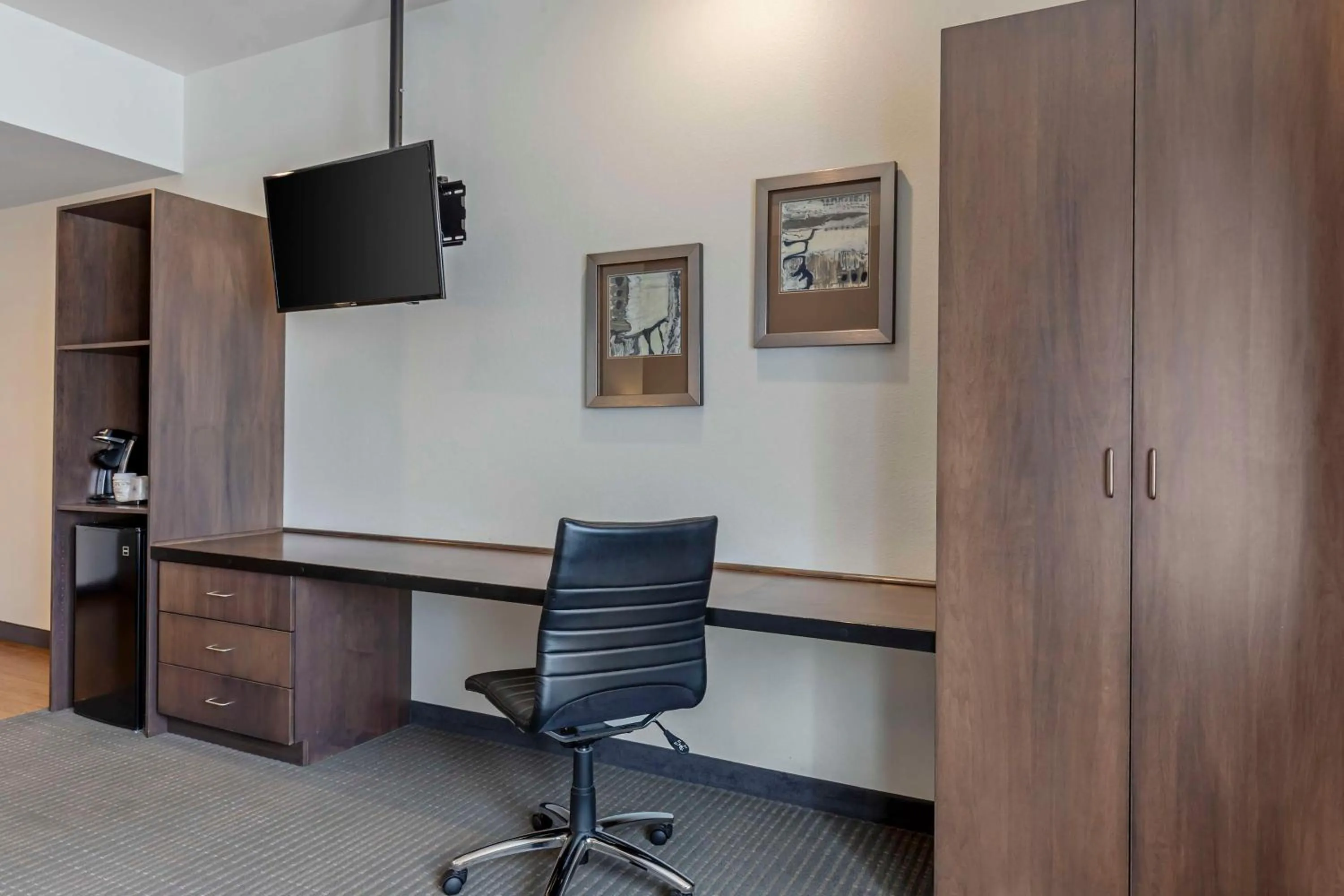 Bedroom in Best Western Plus Peppertree Nampa Civic Center Inn