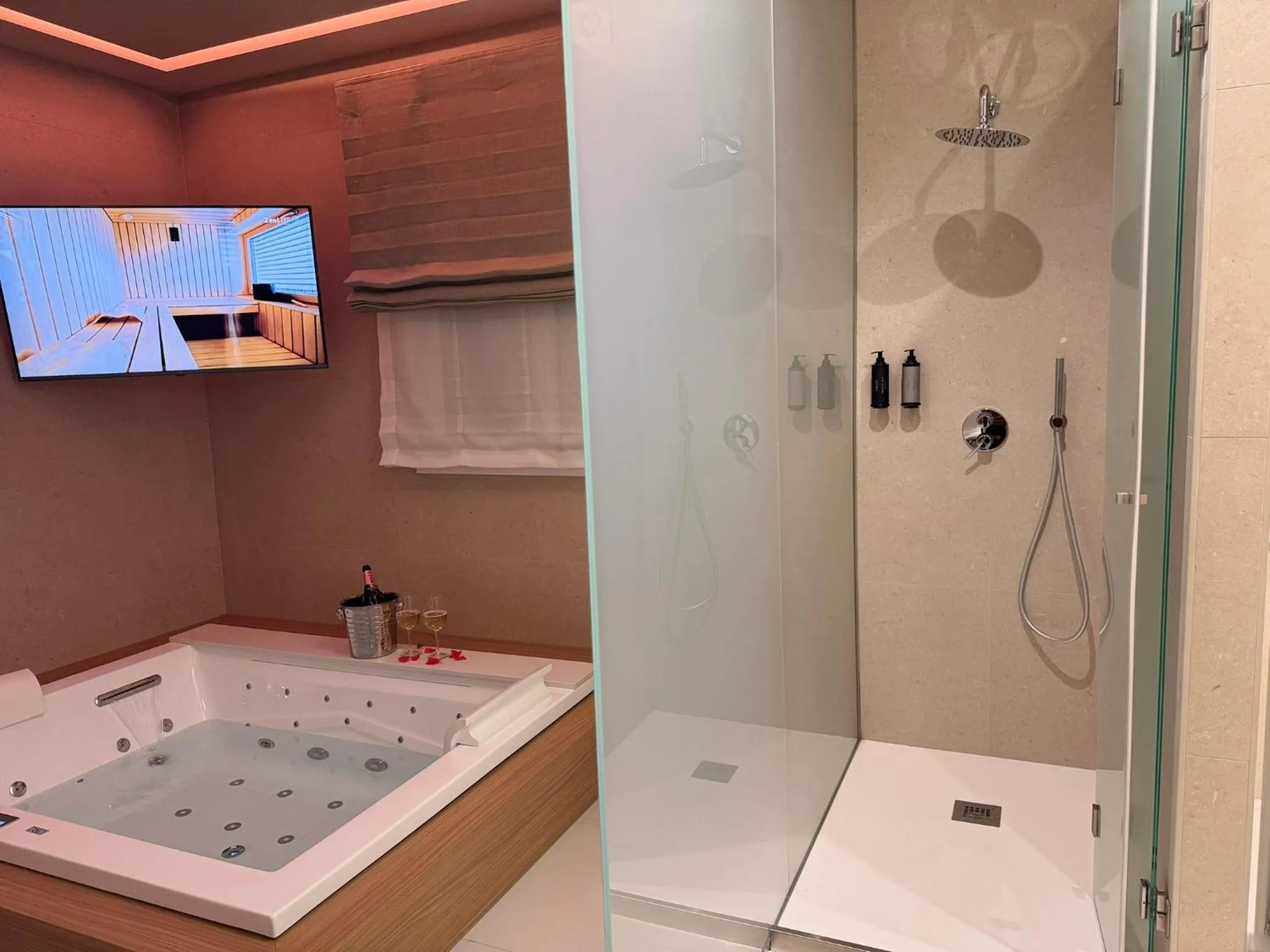 Hot Tub in Maison Bijou Guest House