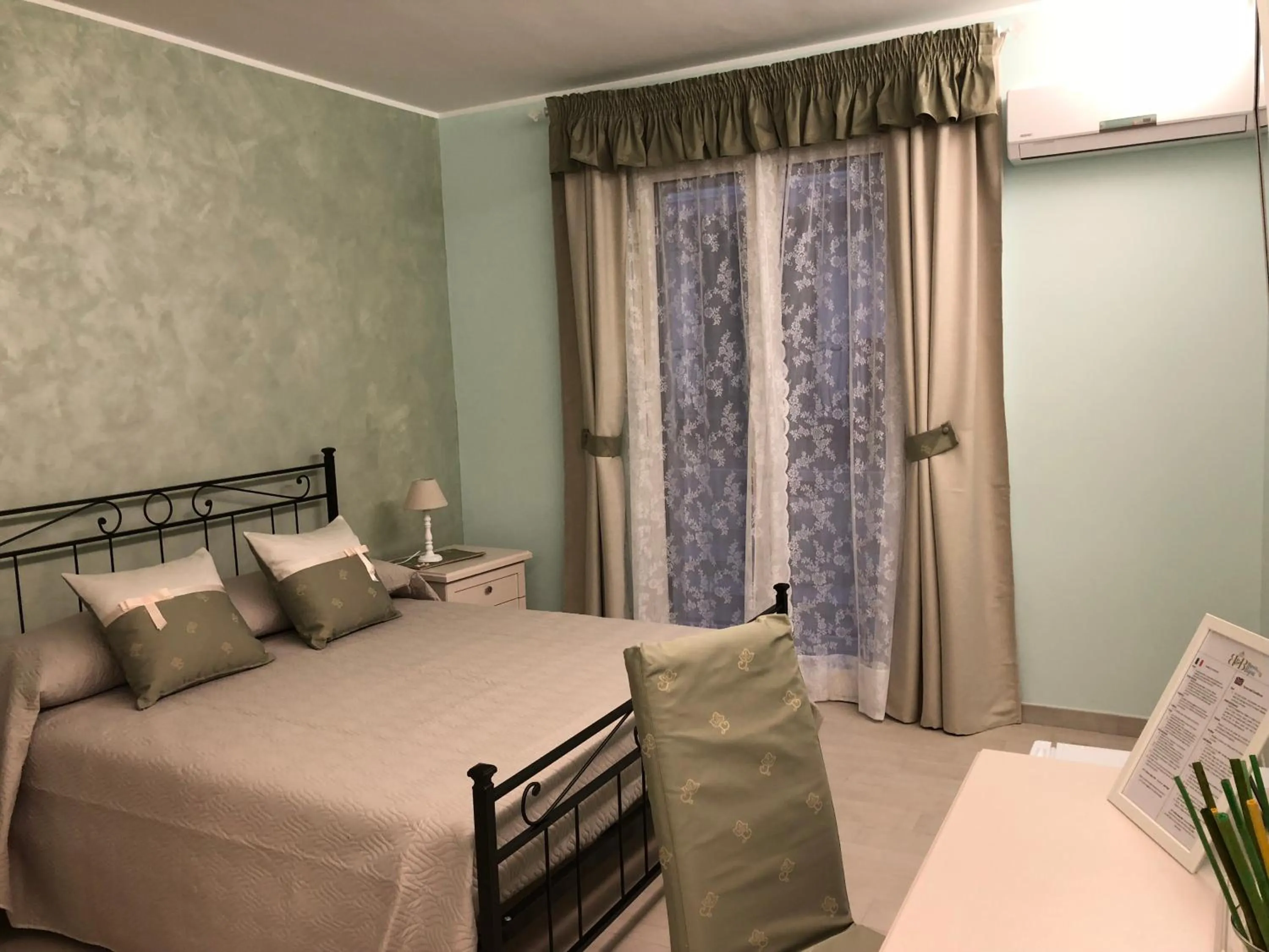 Photo of the whole room in Maison Bijou B&B