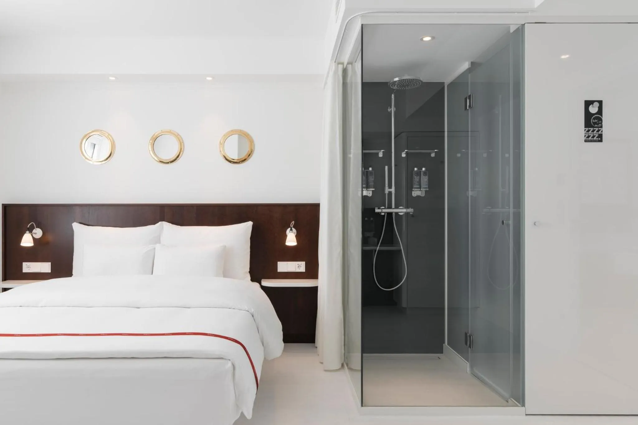 Shower, Bed in Ruby Lissi Hotel Vienna
