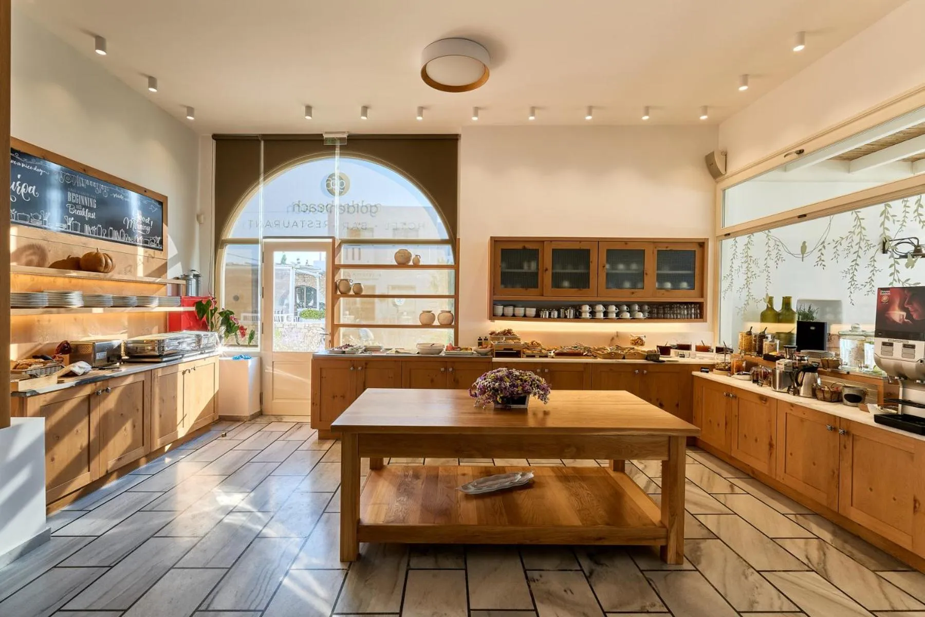 Restaurant/places to eat in Golden Beach Hotel