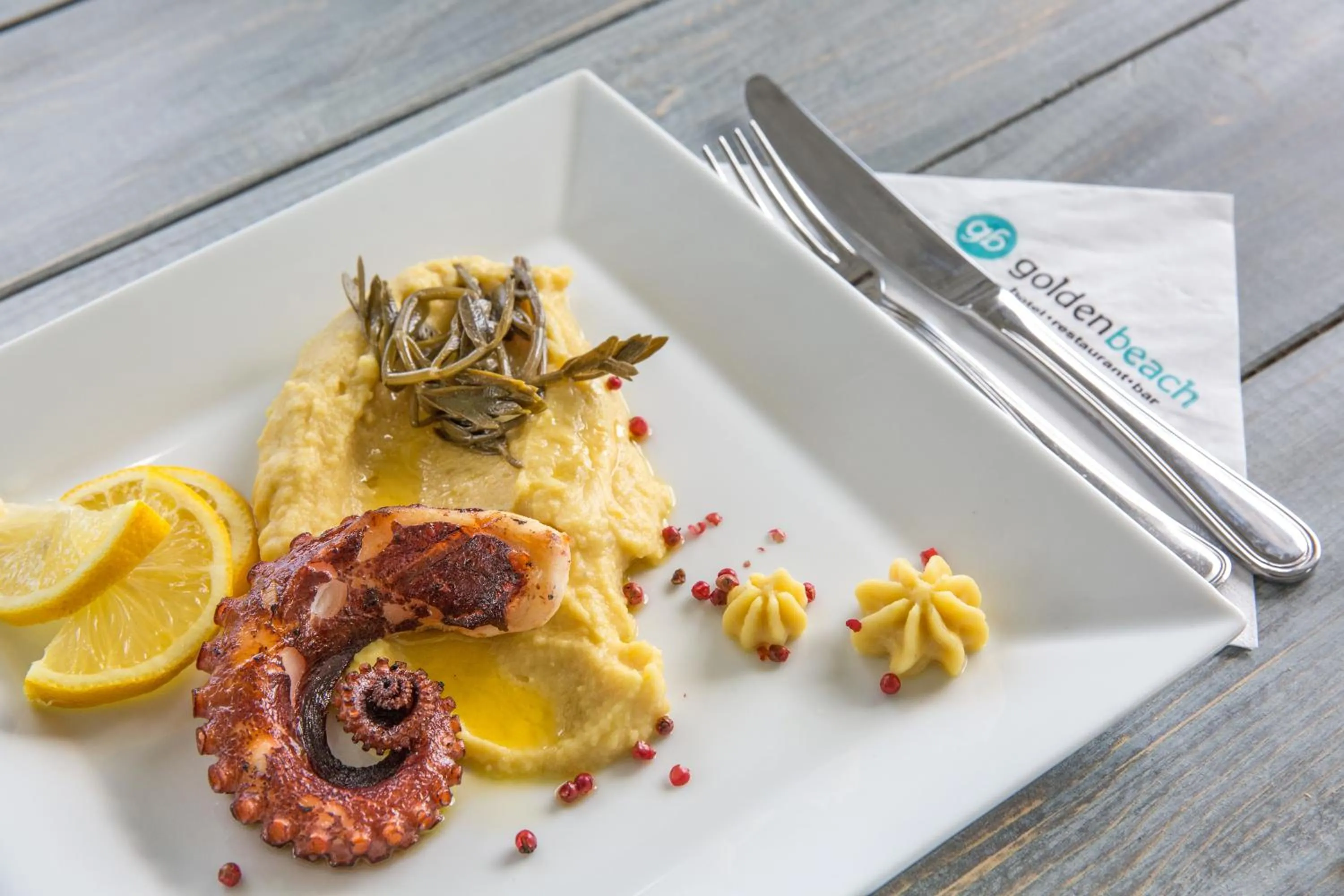 Restaurant/places to eat in Golden Beach Hotel