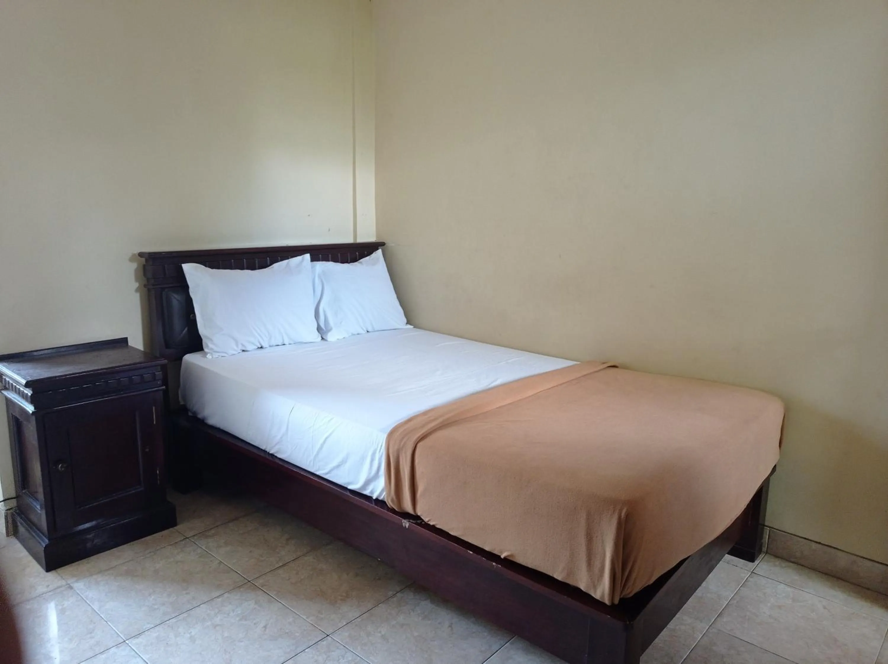 Bed in Hotel Mawar Sari Mitra RedDoorz